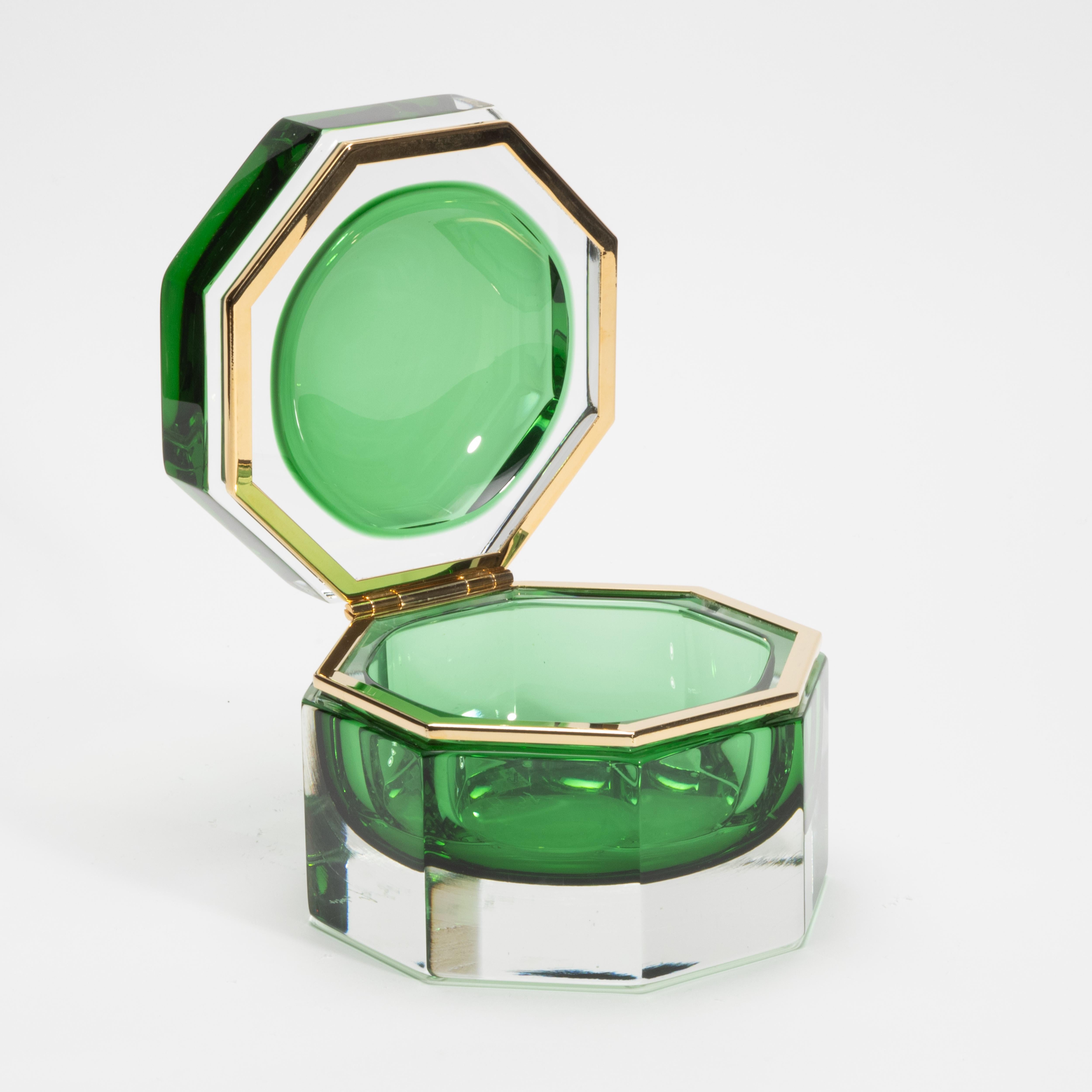 Handgeblasene Murano-Dose in Smaragdgrün mit Messingbeschlägen (Moderne) im Angebot