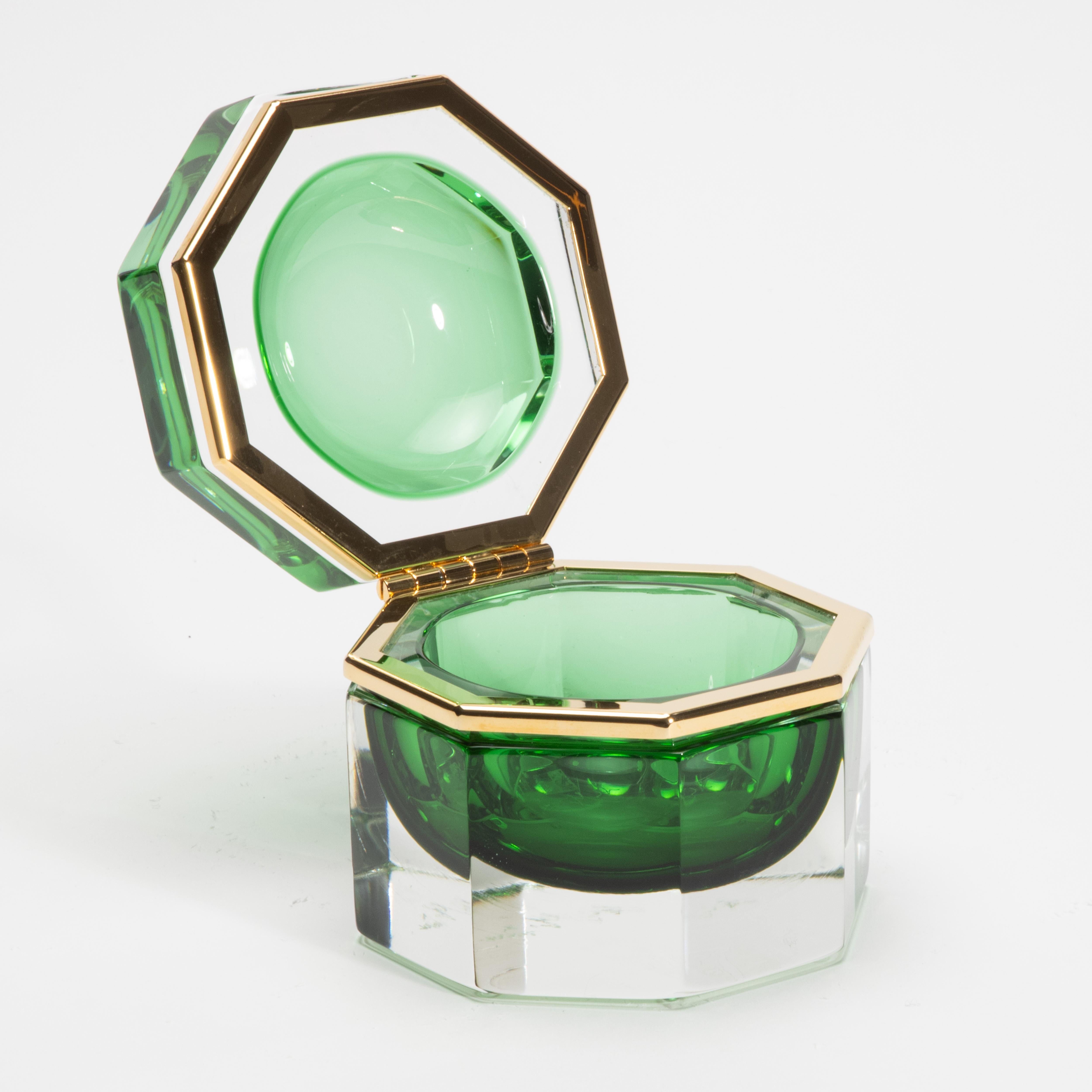 Handgeblasene Murano-Dose in Smaragdgrün mit Messingbeschlägen (Handgefertigt) im Angebot