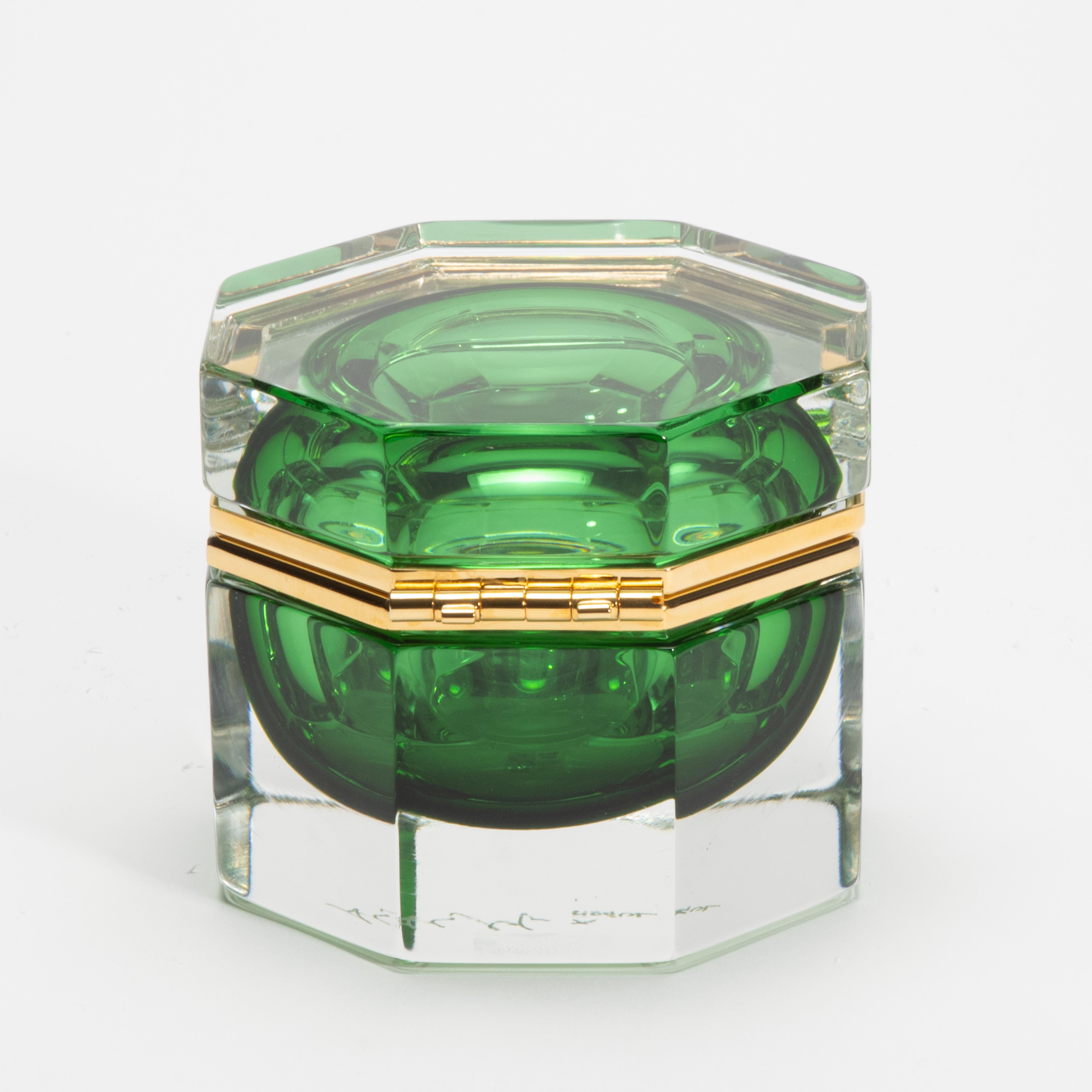 Handgeblasene Murano-Dose in Smaragdgrün mit Messingbeschlägen im Zustand „Neu“ im Angebot in West Hollywood, CA