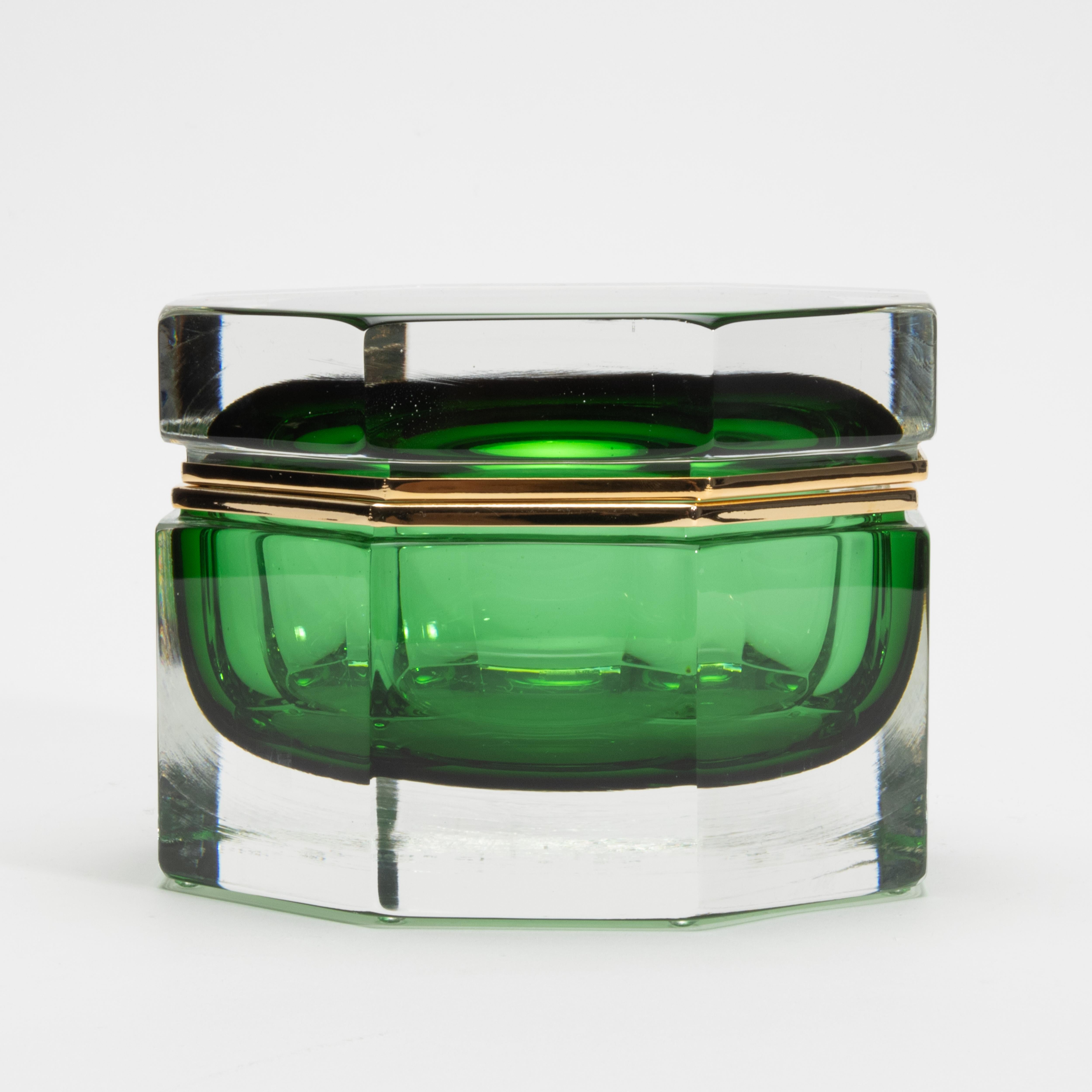 Handgeblasene Murano-Dose in Smaragdgrün mit Messingbeschlägen im Zustand „Neu“ im Angebot in West Hollywood, CA