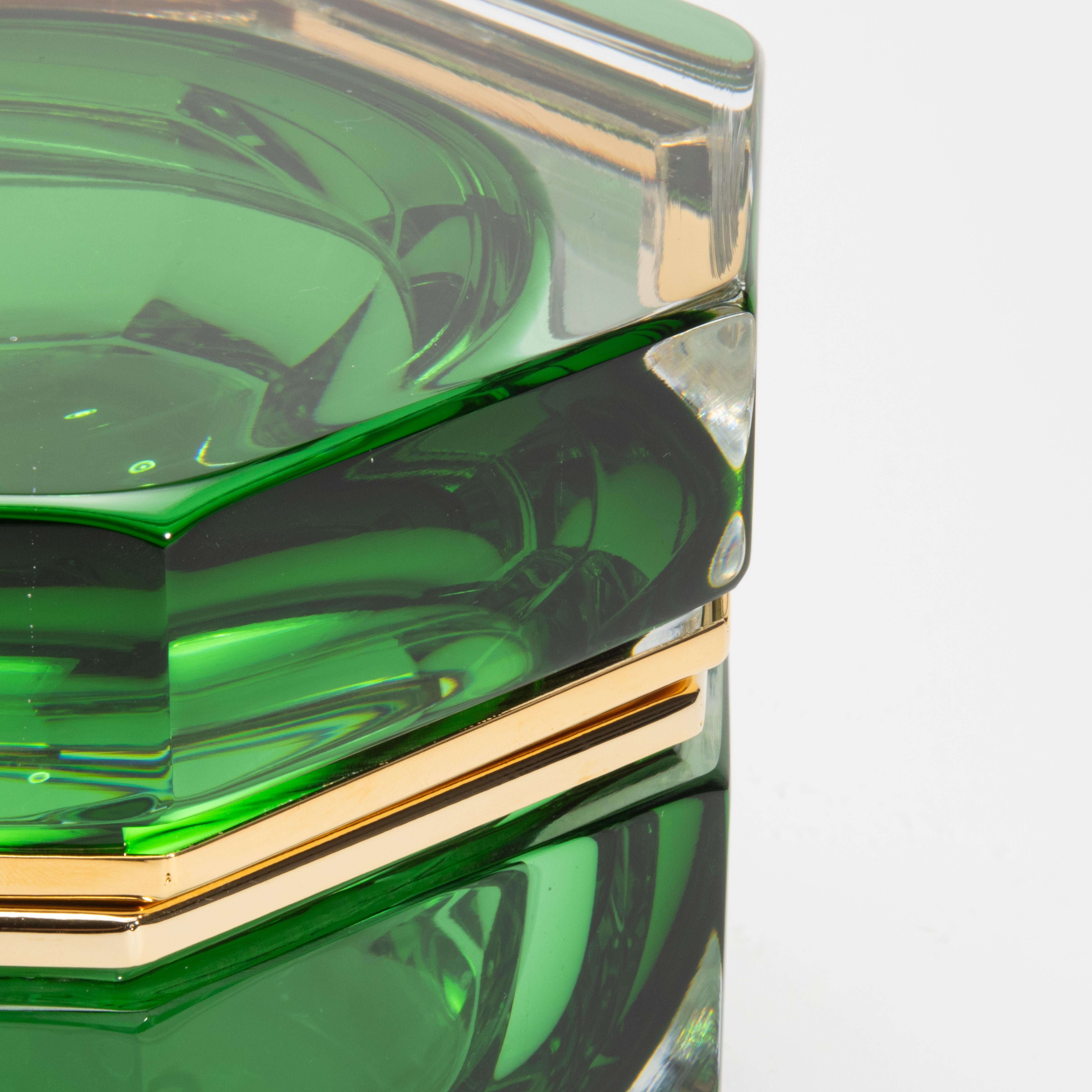 Handgeblasene Murano-Dose in Smaragdgrün mit Messingbeschlägen (21. Jahrhundert und zeitgenössisch) im Angebot