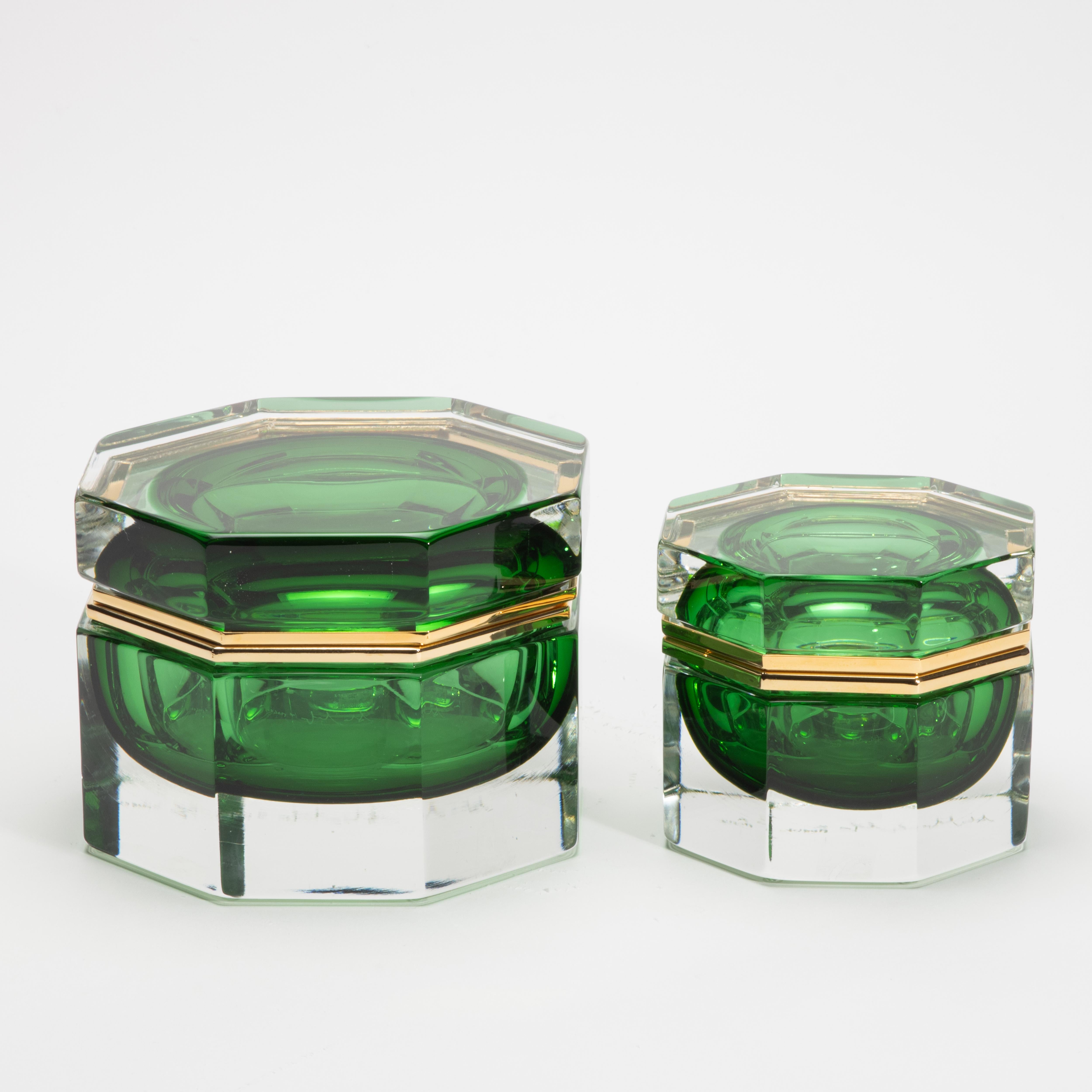 Handgeblasene Murano-Dose in Smaragdgrün mit Messingbeschlägen im Angebot 1