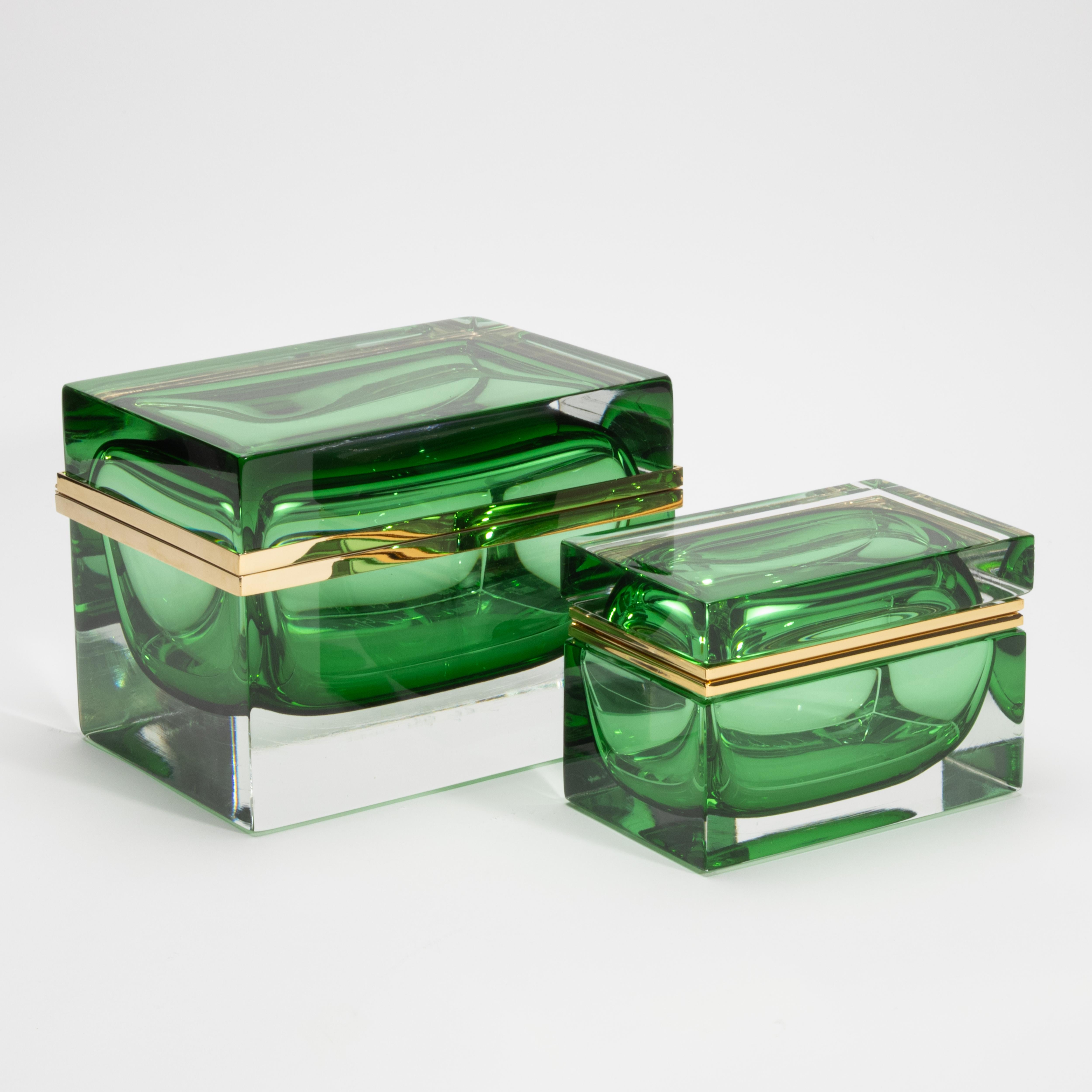 Hand-Blown Murano Box in Emerald Green with Brass Fittings For Sale 2