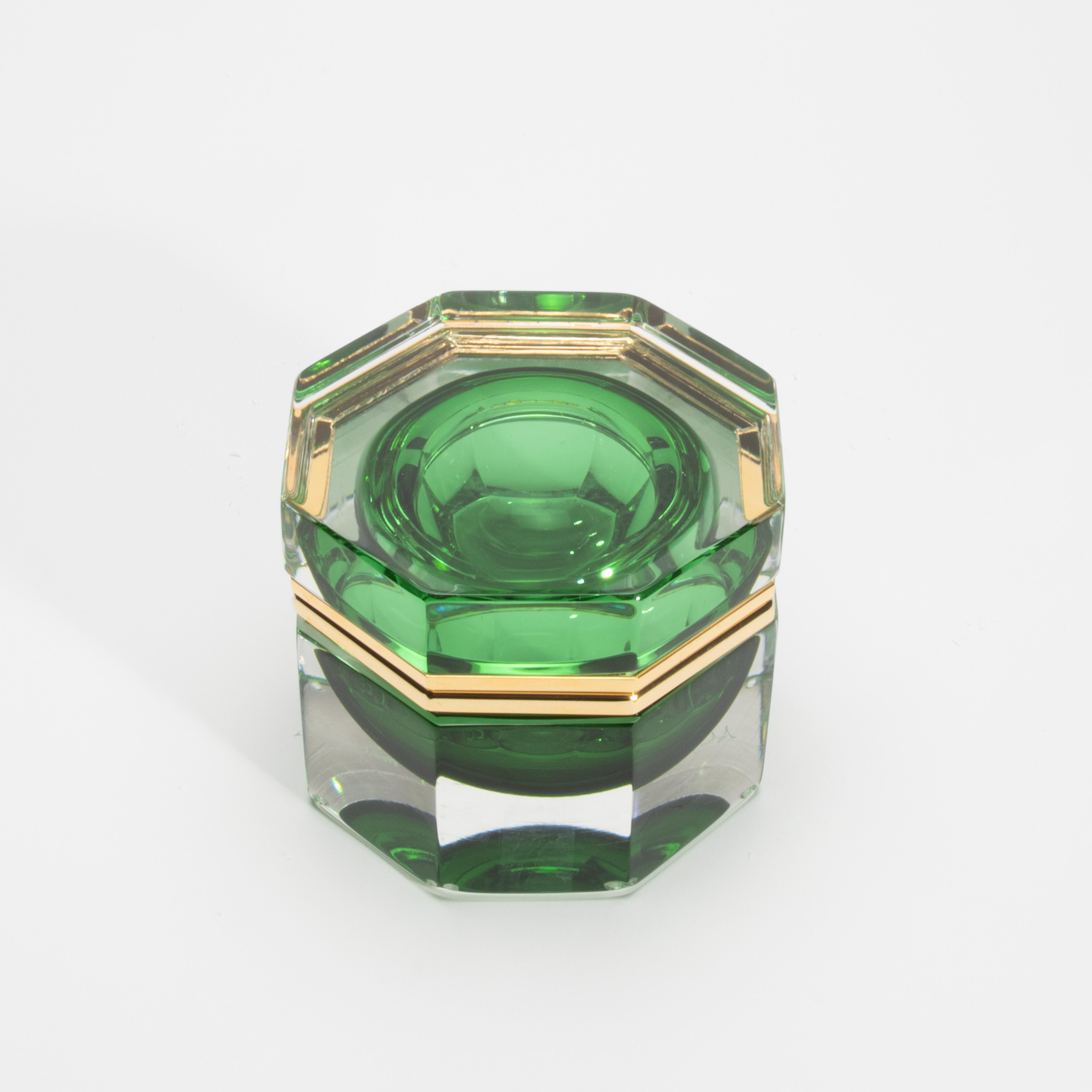 Handgeblasene Murano-Dose in Smaragdgrün mit Messingbeschlägen im Angebot 2