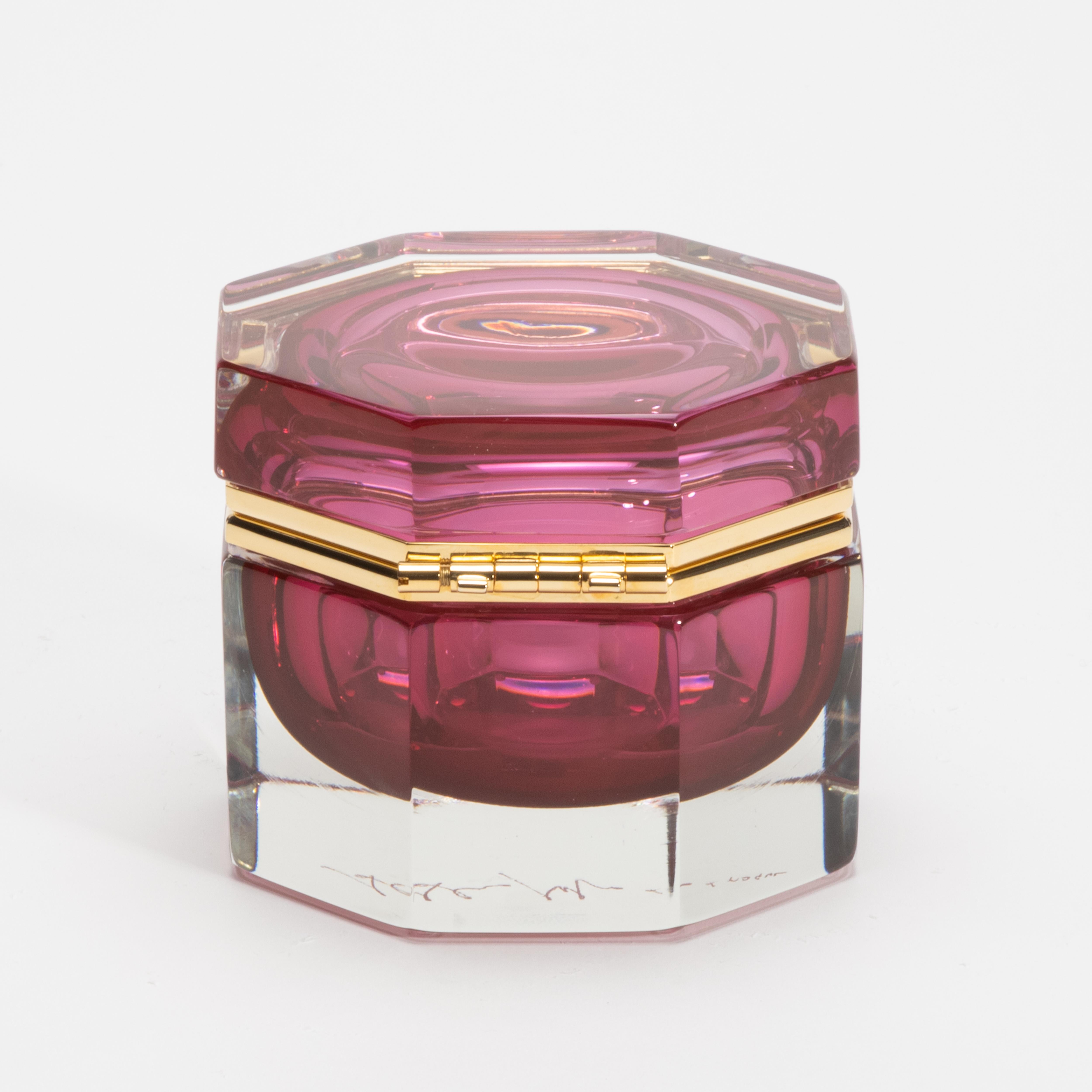 Boîte de Murano soufflée à la main en rubis avec accessoires en laiton Neuf - En vente à West Hollywood, CA