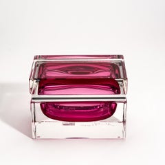 Scatola di Murano soffiata a mano in rubino con finiture cromate