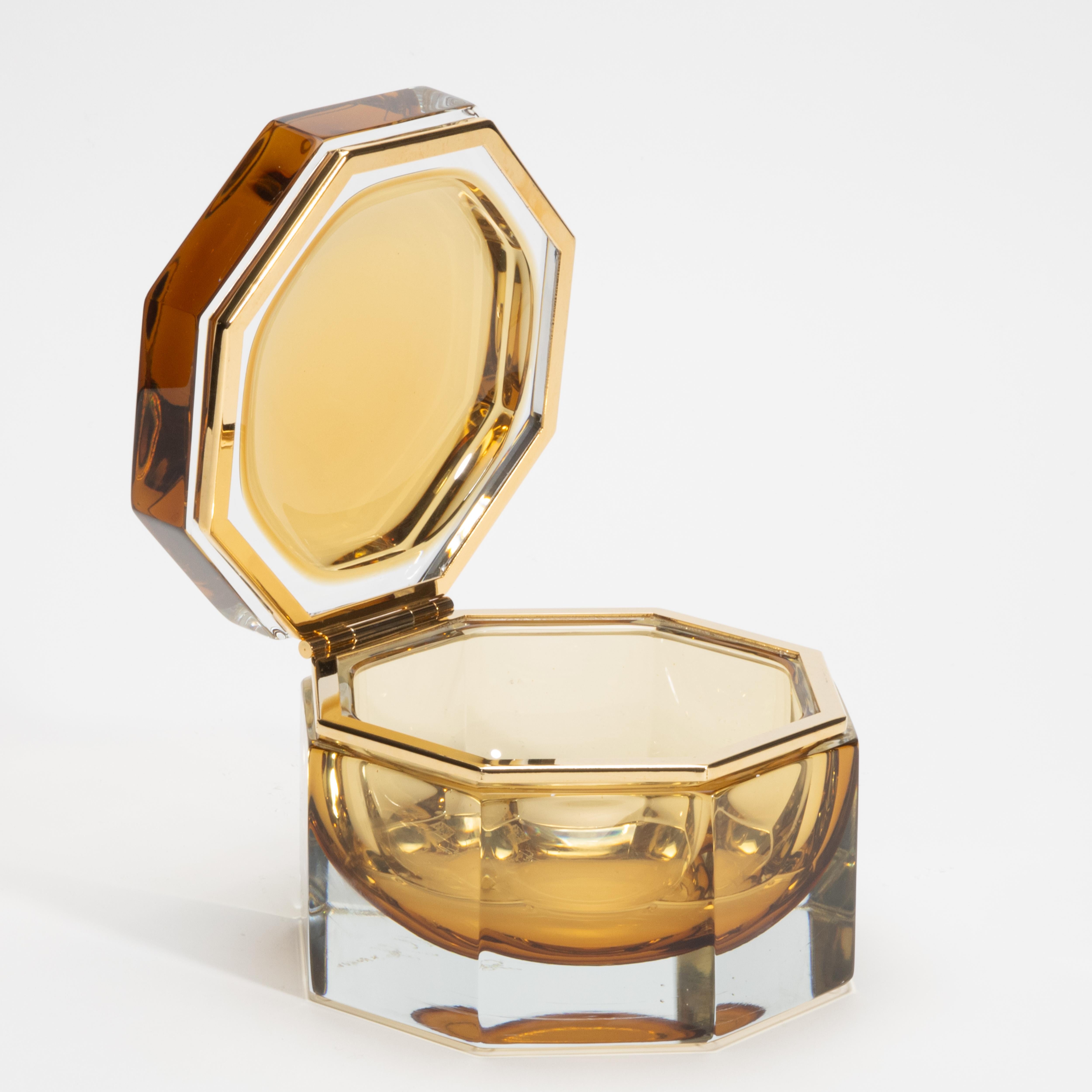 Handgeblasene Murano-Box aus Tabak mit Messingbeschlägen (Moderne) im Angebot