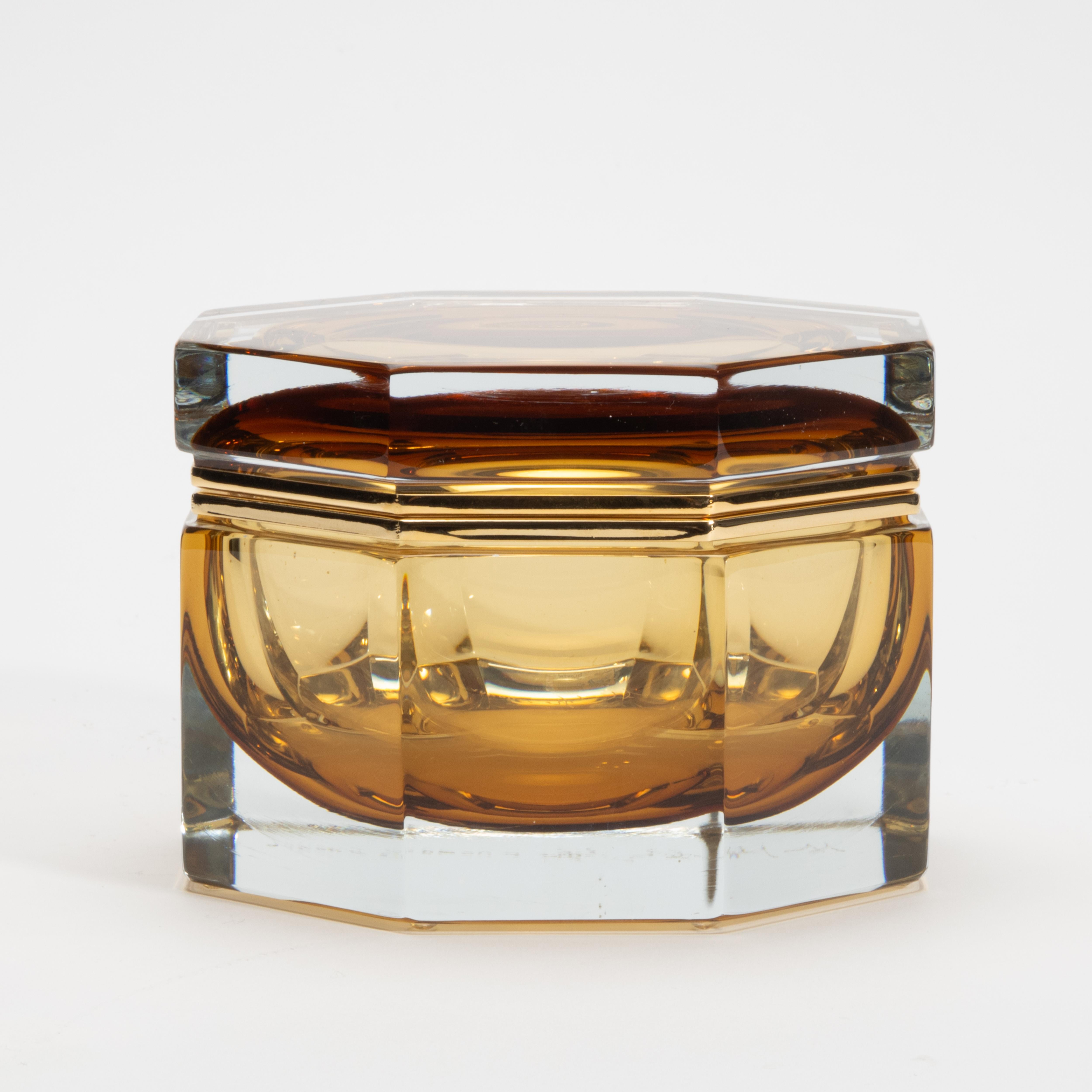 Handgeblasene Murano-Box aus Tabak mit Messingbeschlägen im Angebot 1