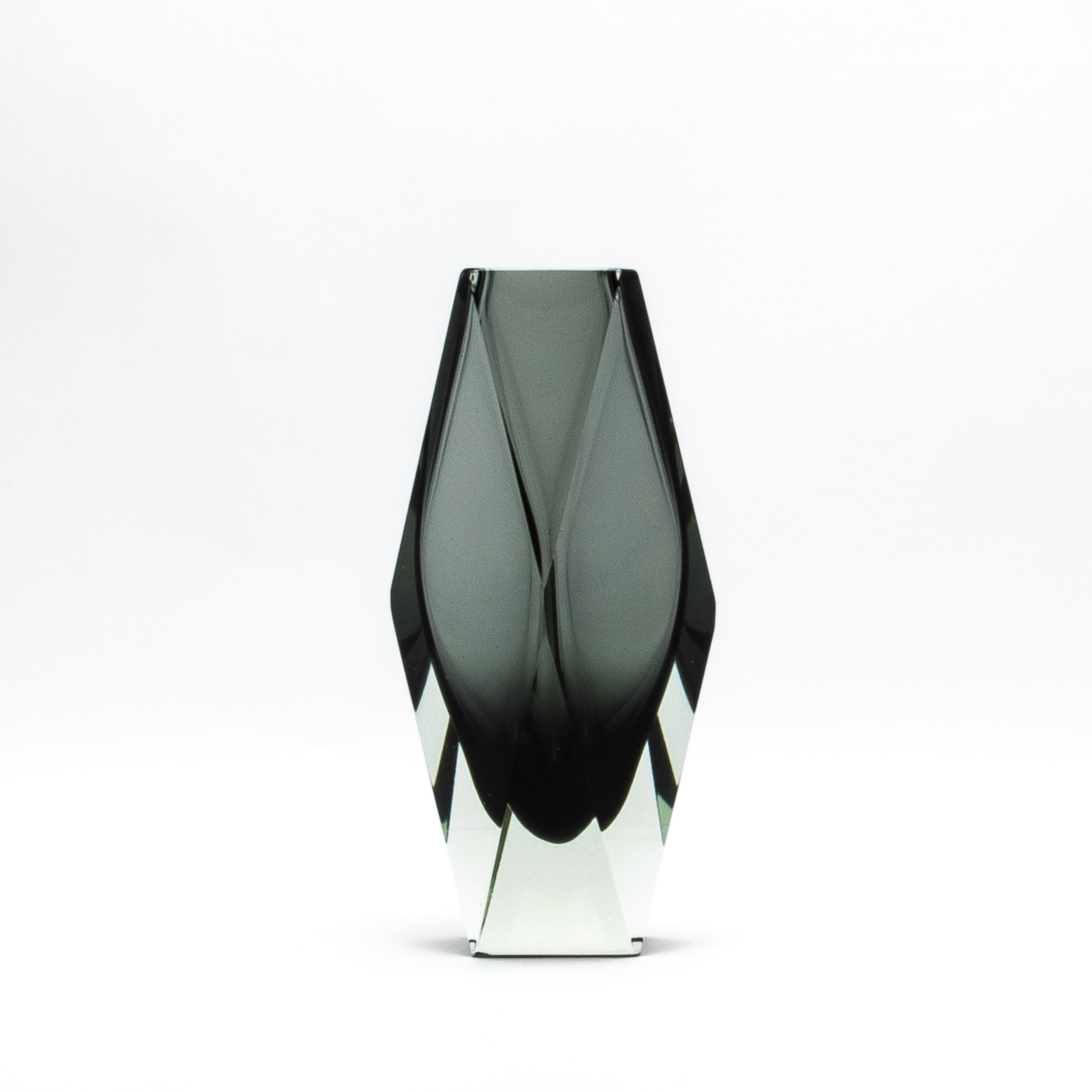 Fatto a mano Vaso Briolette di Murano soffiato a mano in grigio in vendita