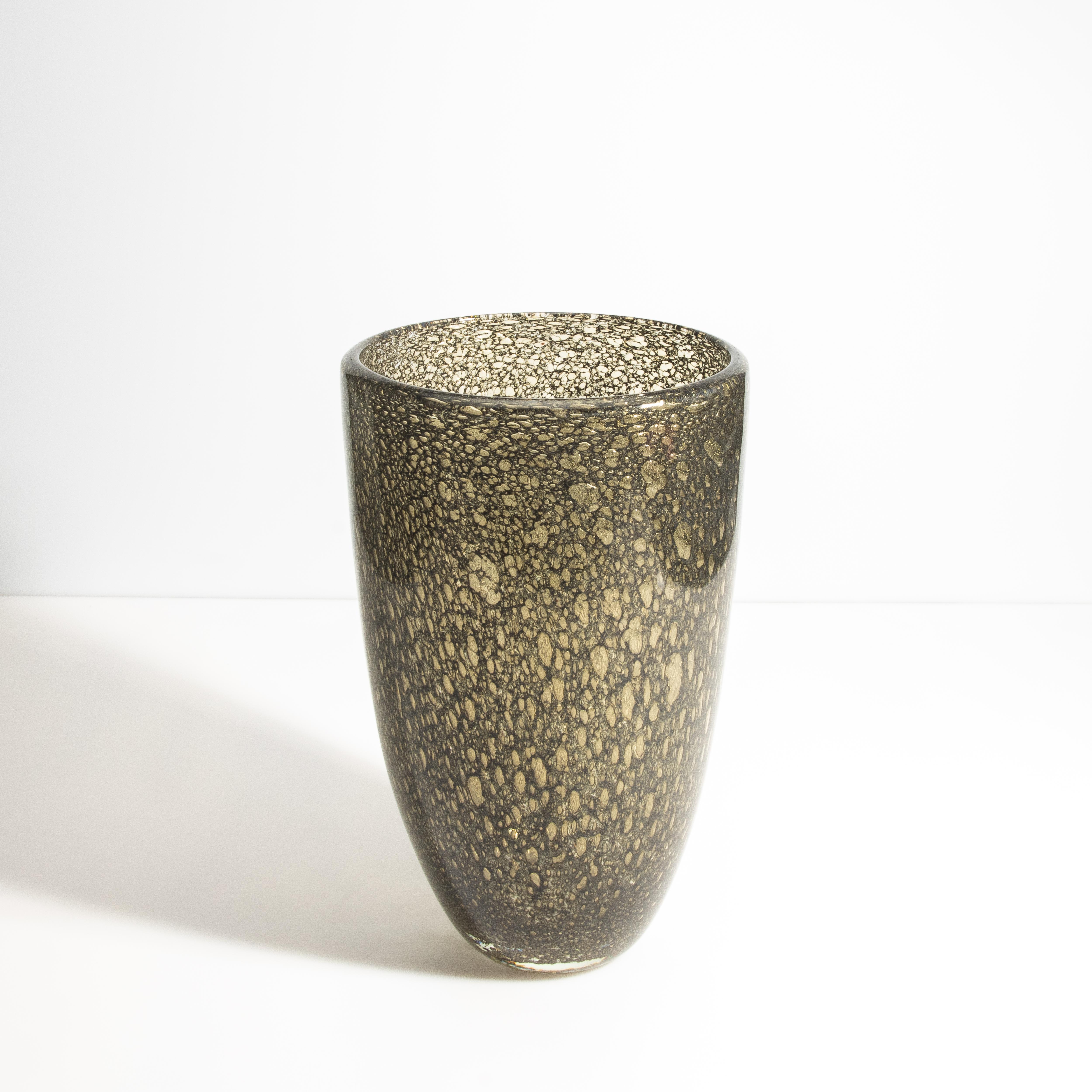 Ce superbe vase en verre de Murano est un exemple captivant de la technique Bullicante, un procédé magistral mis au point par le célèbre Archimede Seguso dans les années 1930. Cette technique complexe consiste à placer du verre en fusion dans un