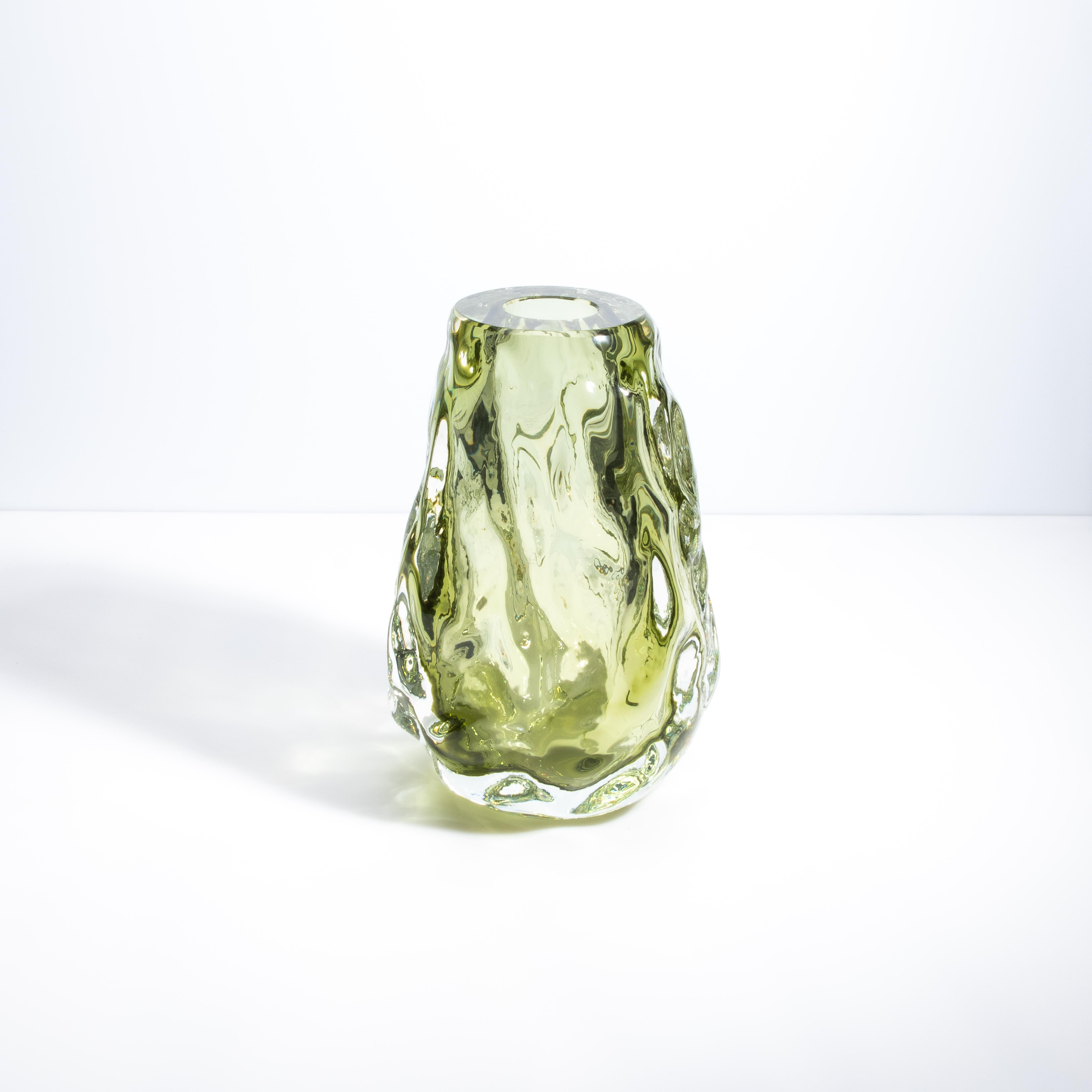 Questo eccellente vaso di Murano è un esempio di innovazione artistica e lusso raffinato. La sua forma scultorea, che ricorda il vetro fuso catturato a metà del flusso, emana un'eleganza dinamica che sfida le norme del design tradizionale. Questo