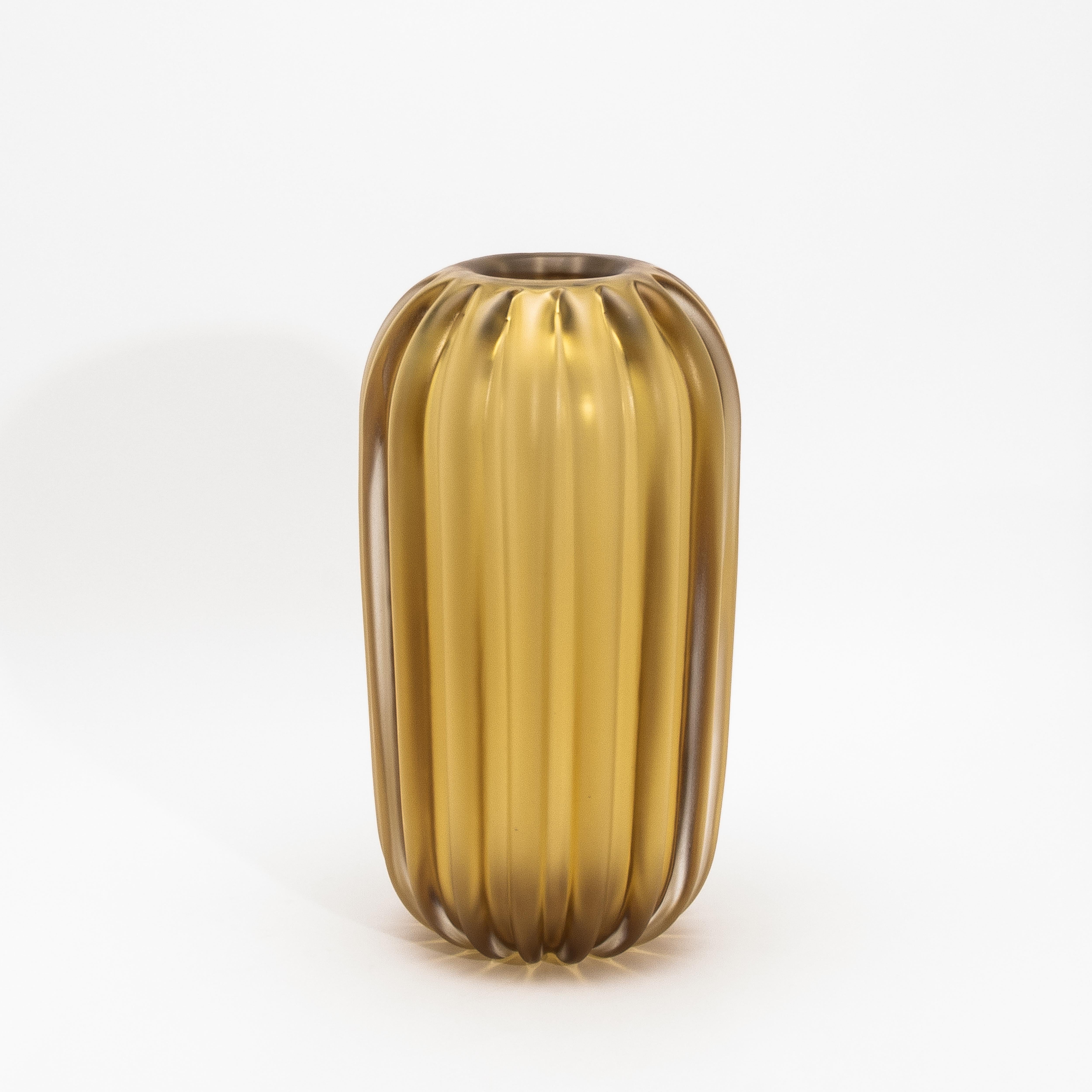 Giocoso nella forma ma raffinato nell'esecuzione, il Vaso Cactus di Murano soffiato a mano in ambra è una dichiarazione scultorea di arte vetraria moderna. Ispirata al ritmo naturale della flora del deserto, la sua silhouette a coste morbide si