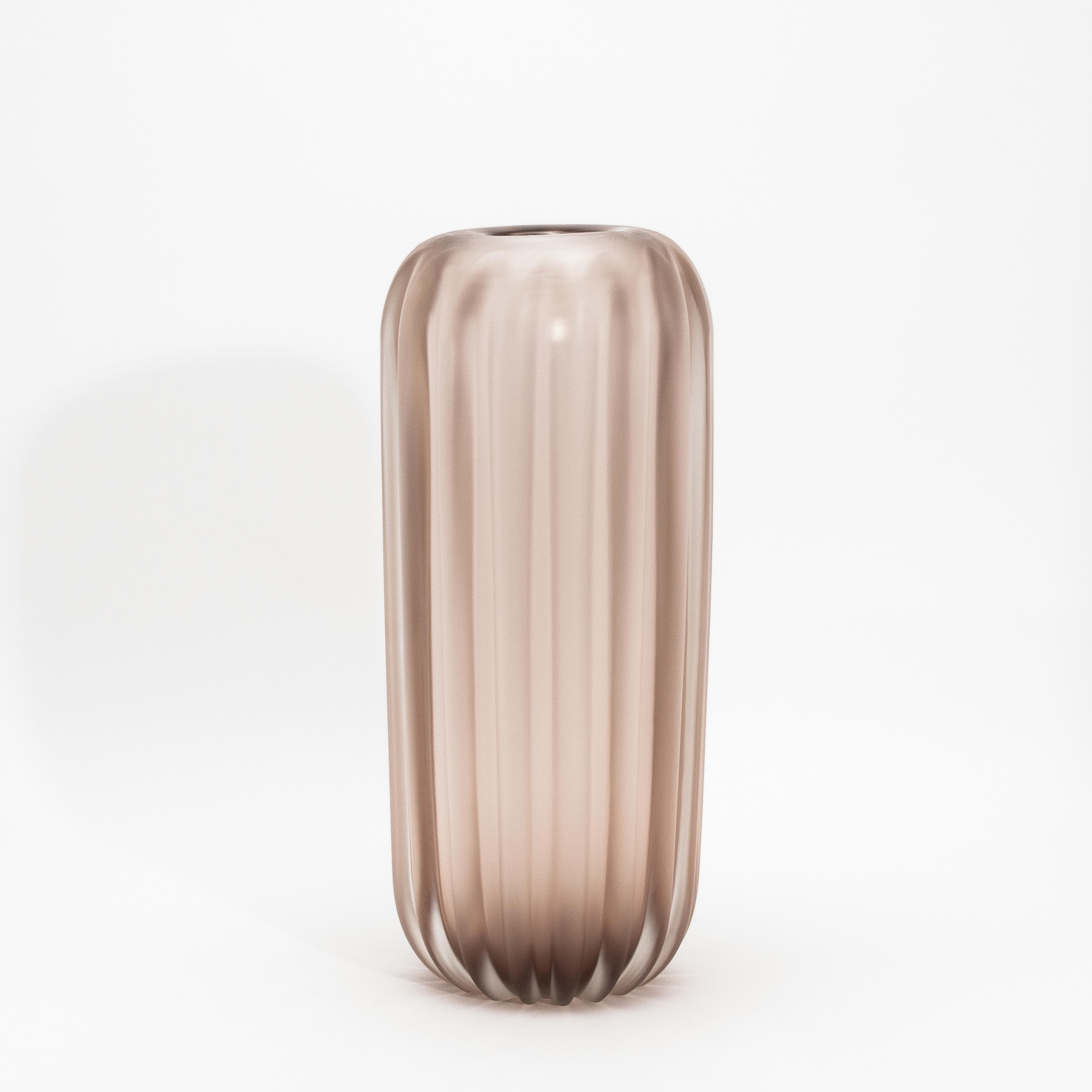 Evocando il morbido mistero del crepuscolo e il fascino tattile della forma scultorea, il Vaso Cactus di Murano soffiato a mano in ametista è un'espressione poetica dell'artigianato contemporaneo. La sua silhouette, ispirata al rigonfiamento