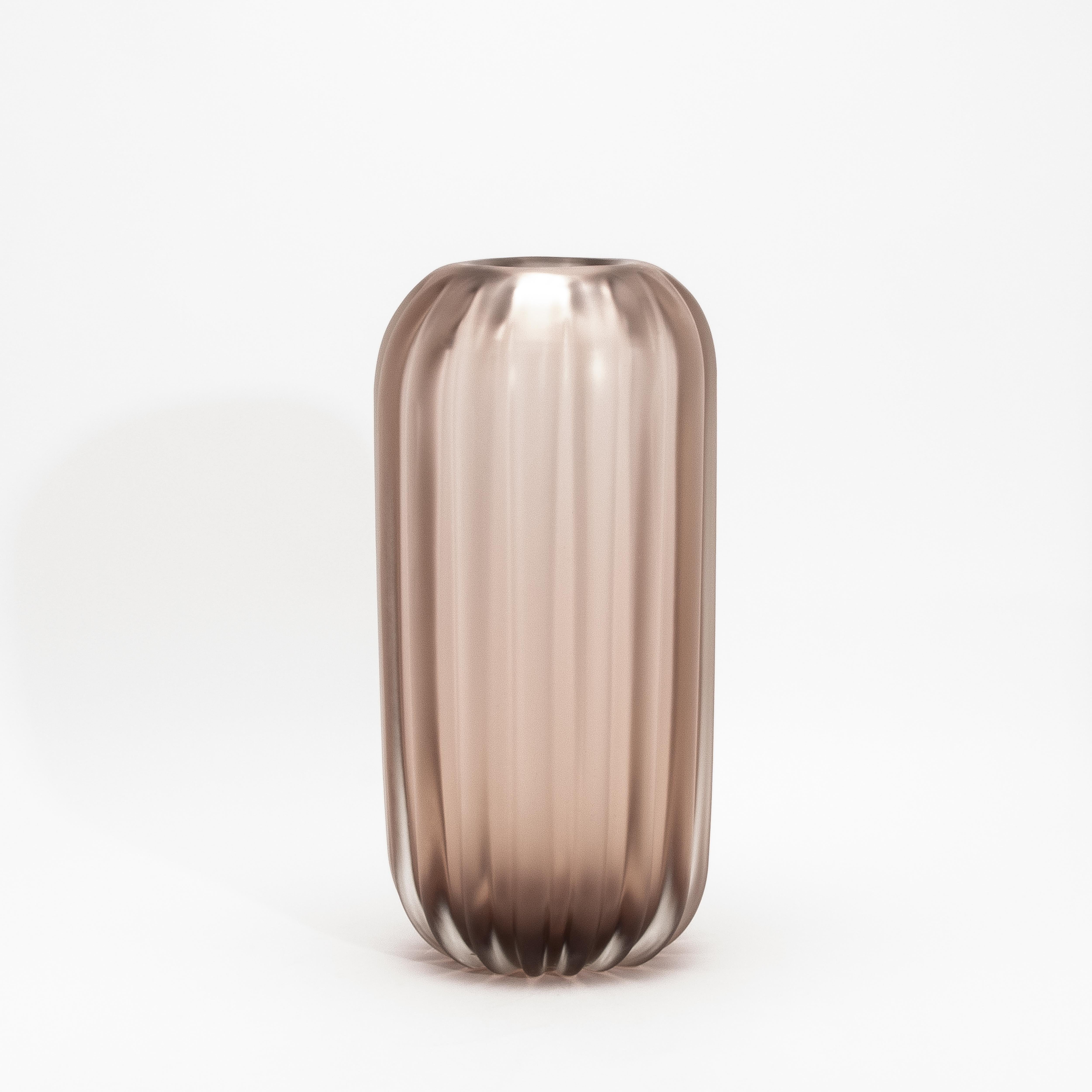 Inspiré par l'élégance sculpturale de la flore du désert, ce vase Cactus Murano gris soufflé à la main est une expression raffinée de la forme organique et de la sophistication contemporaine. La teinte fumée dégage une force tranquille, tandis que