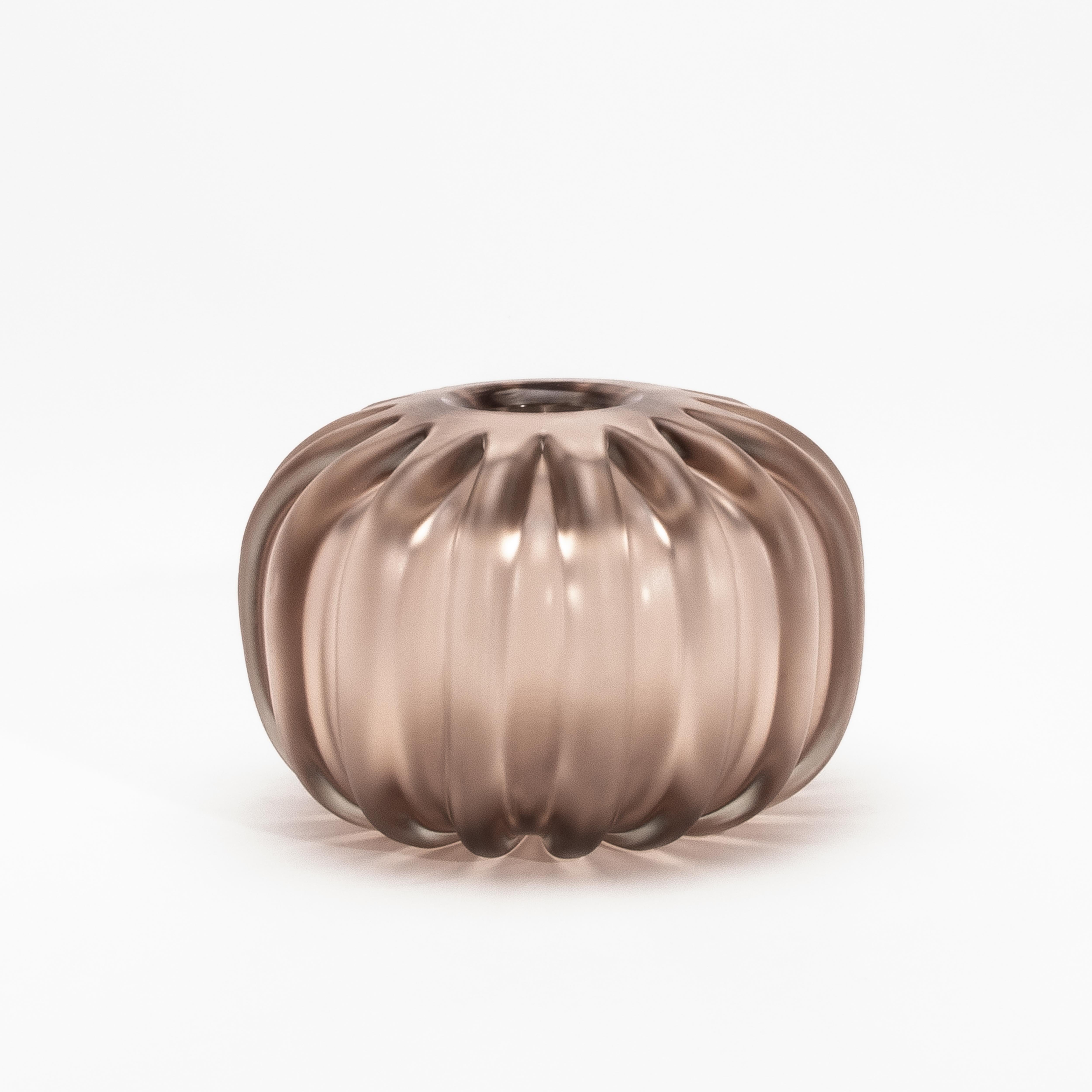 Evocando il morbido mistero del crepuscolo e il fascino tattile della forma scultorea, il Vaso Cactus di Murano soffiato a mano in ametista è un'espressione poetica dell'artigianato contemporaneo. La sua silhouette, ispirata al rigonfiamento