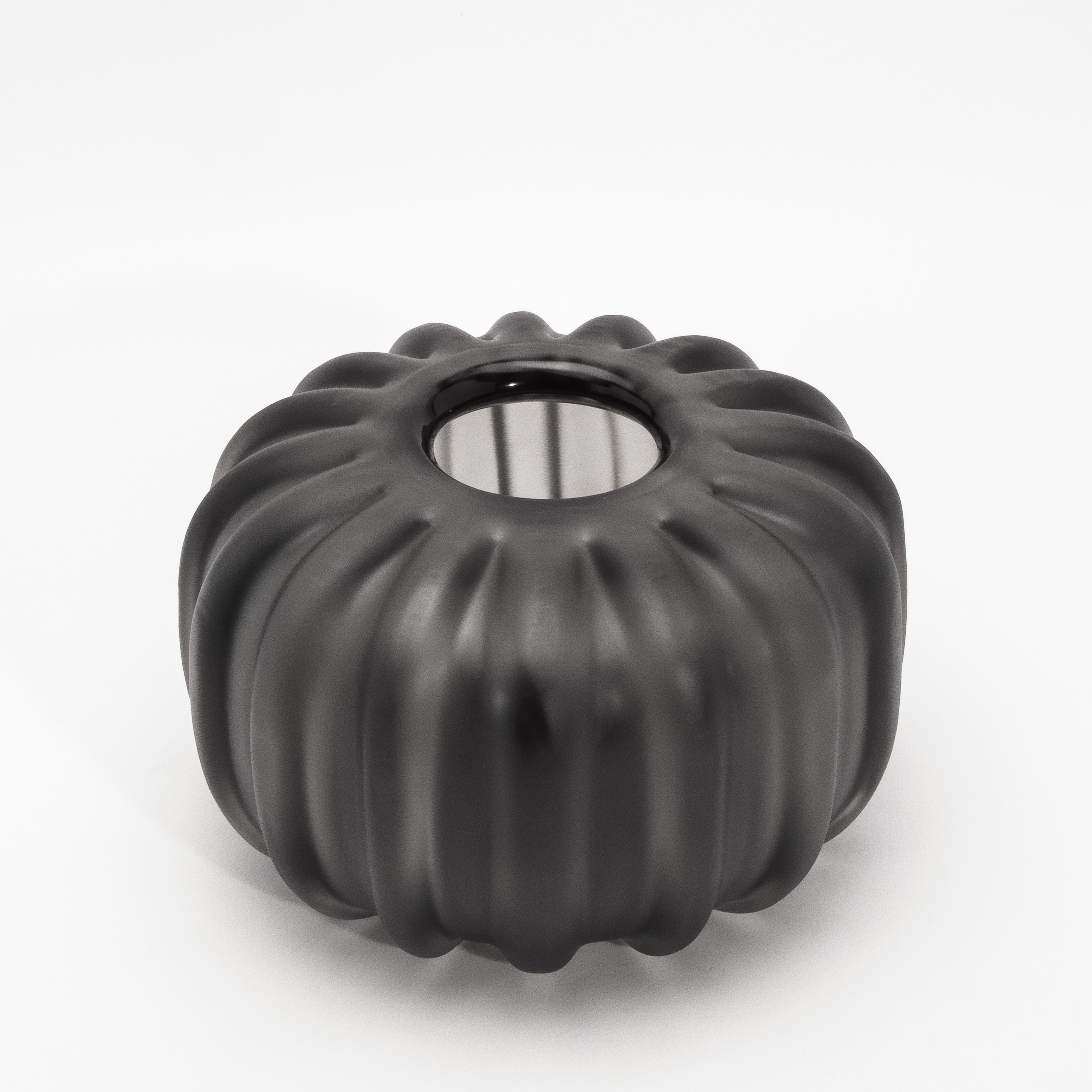 Ispirato all'eleganza scultorea della flora del deserto, questo vaso Cactus di Murano soffiato a mano e di colore grigio è una raffinata espressione di forma organica e raffinatezza contemporanea. La tonalità fumé emana una forza tranquilla, mentre
