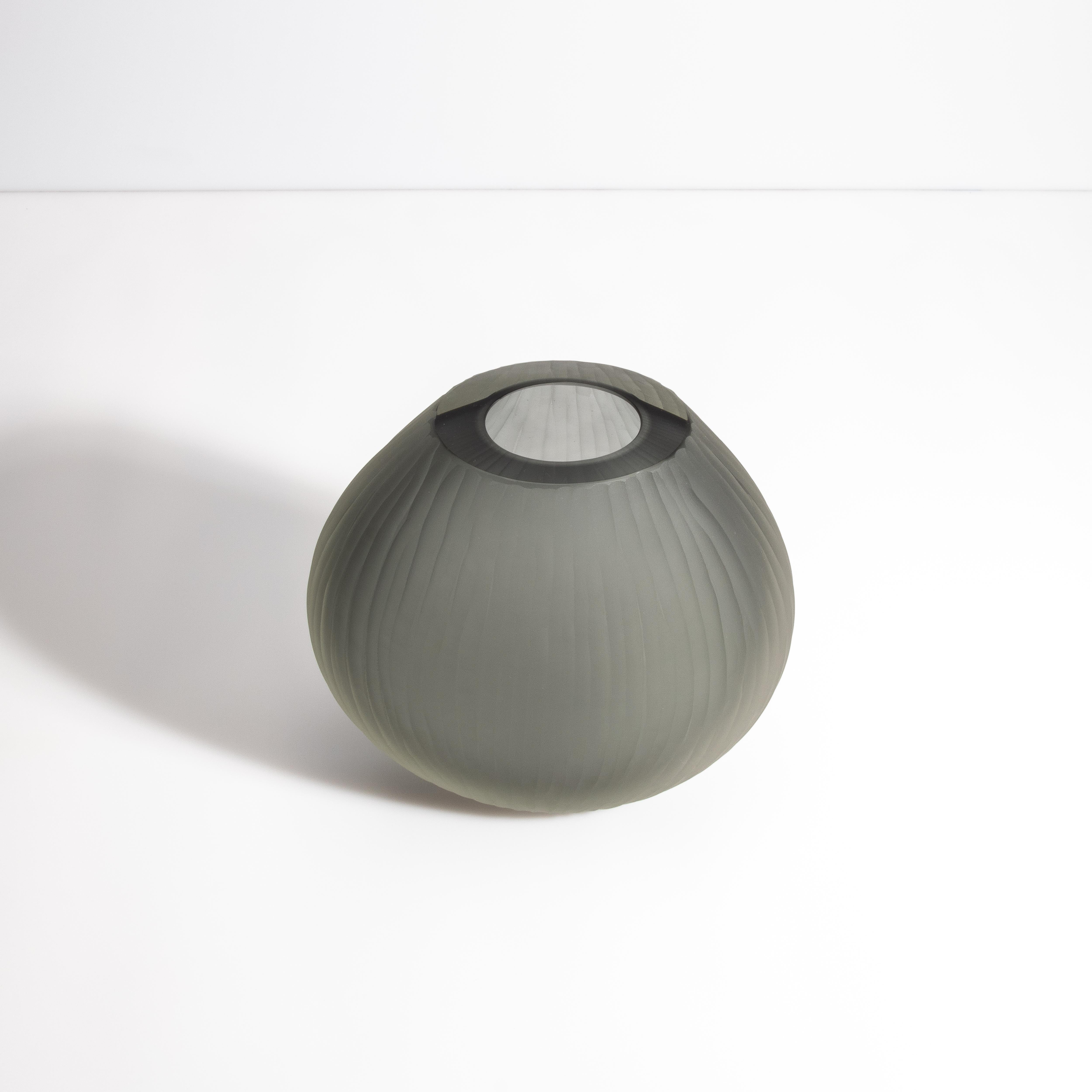Italiano Vaso Canetto di Murano soffiato a mano e di colore grigio grande in vendita