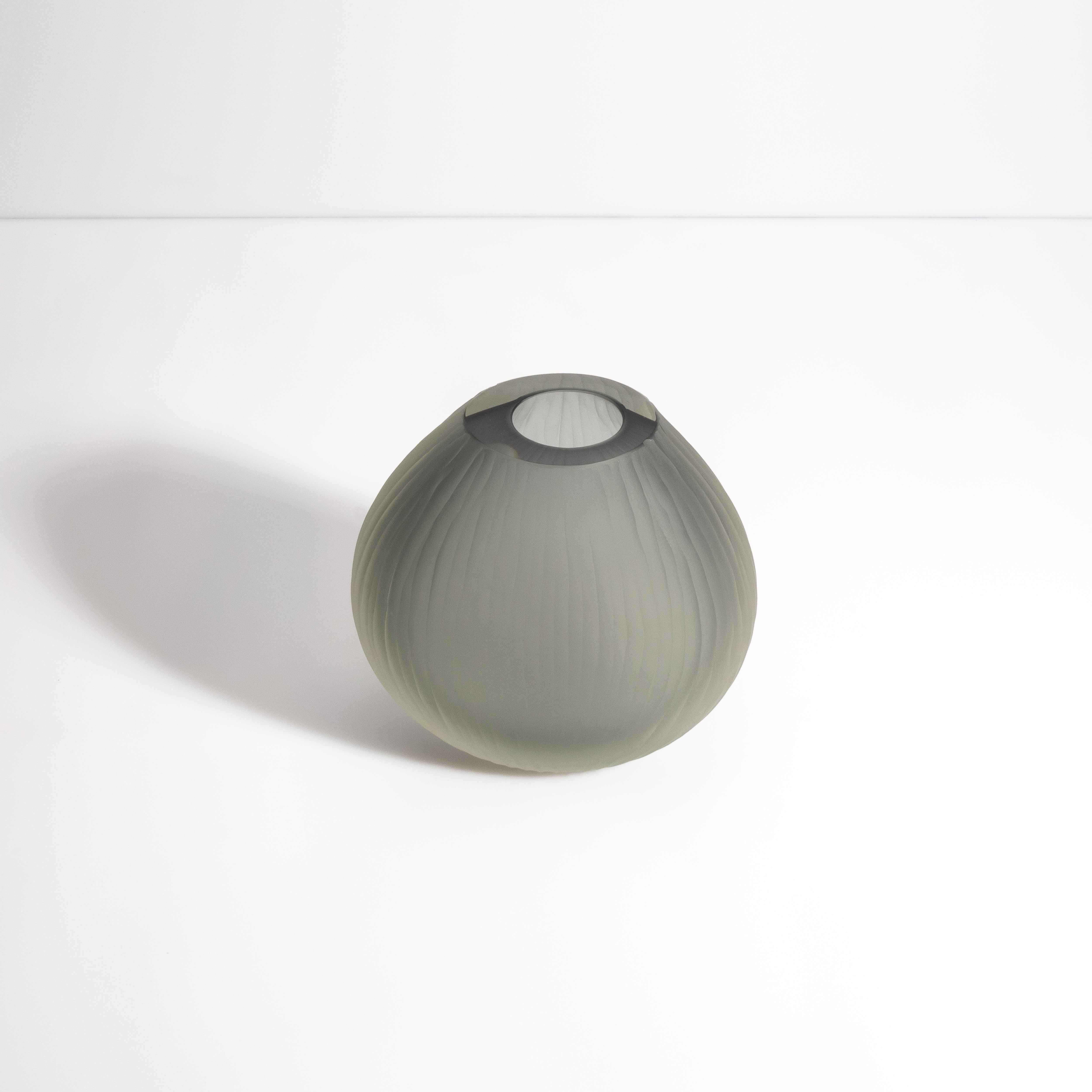Fatto a mano Vaso Canetto di Murano soffiato a mano in grigio medio in vendita