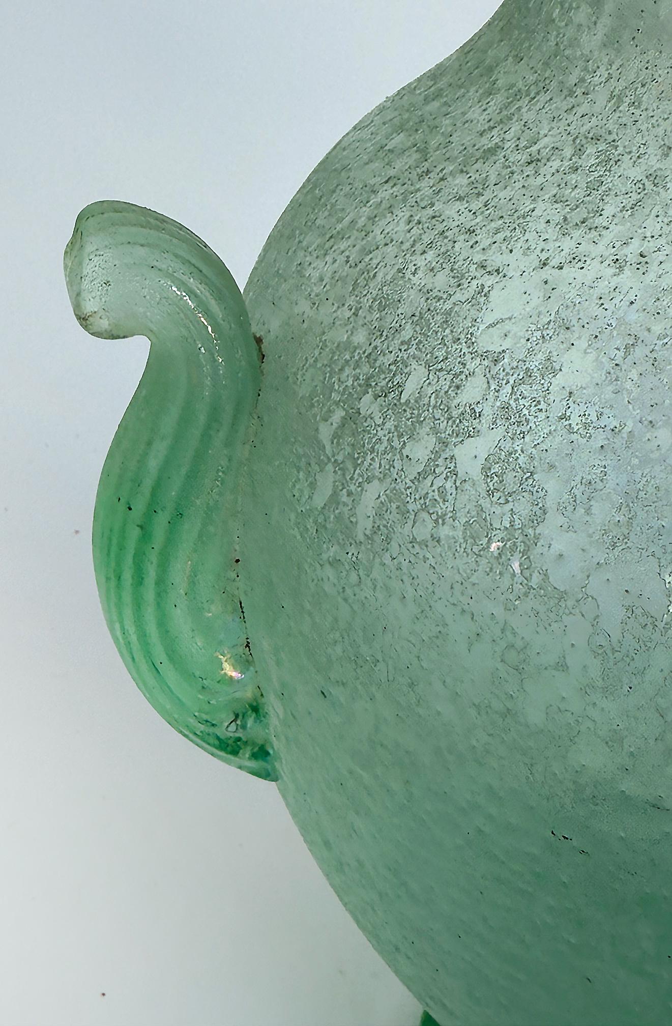 Handgeblasene Murano Celadon venezianisches Scavo Glas Urnenvase, 2 Griffe (Italienisch) im Angebot