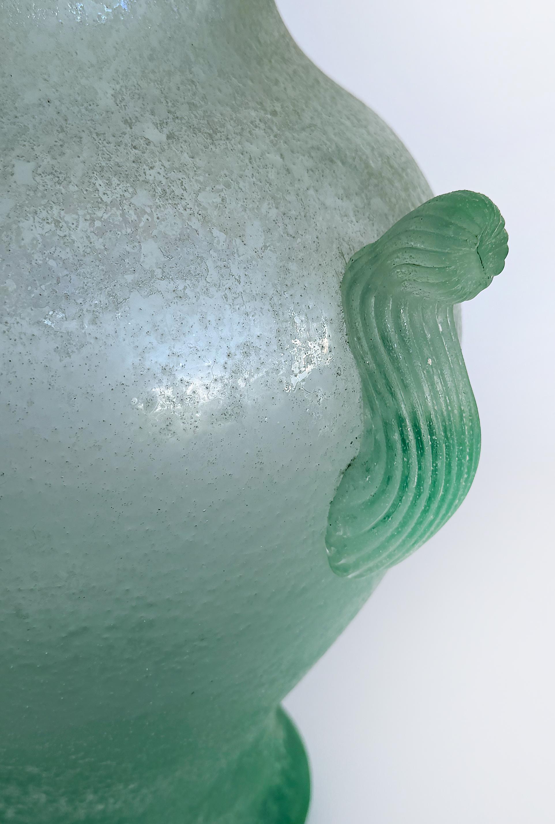Handgeblasene Murano Celadon venezianisches Scavo Glas Urnenvase, 2 Griffe (Handgefertigt) im Angebot
