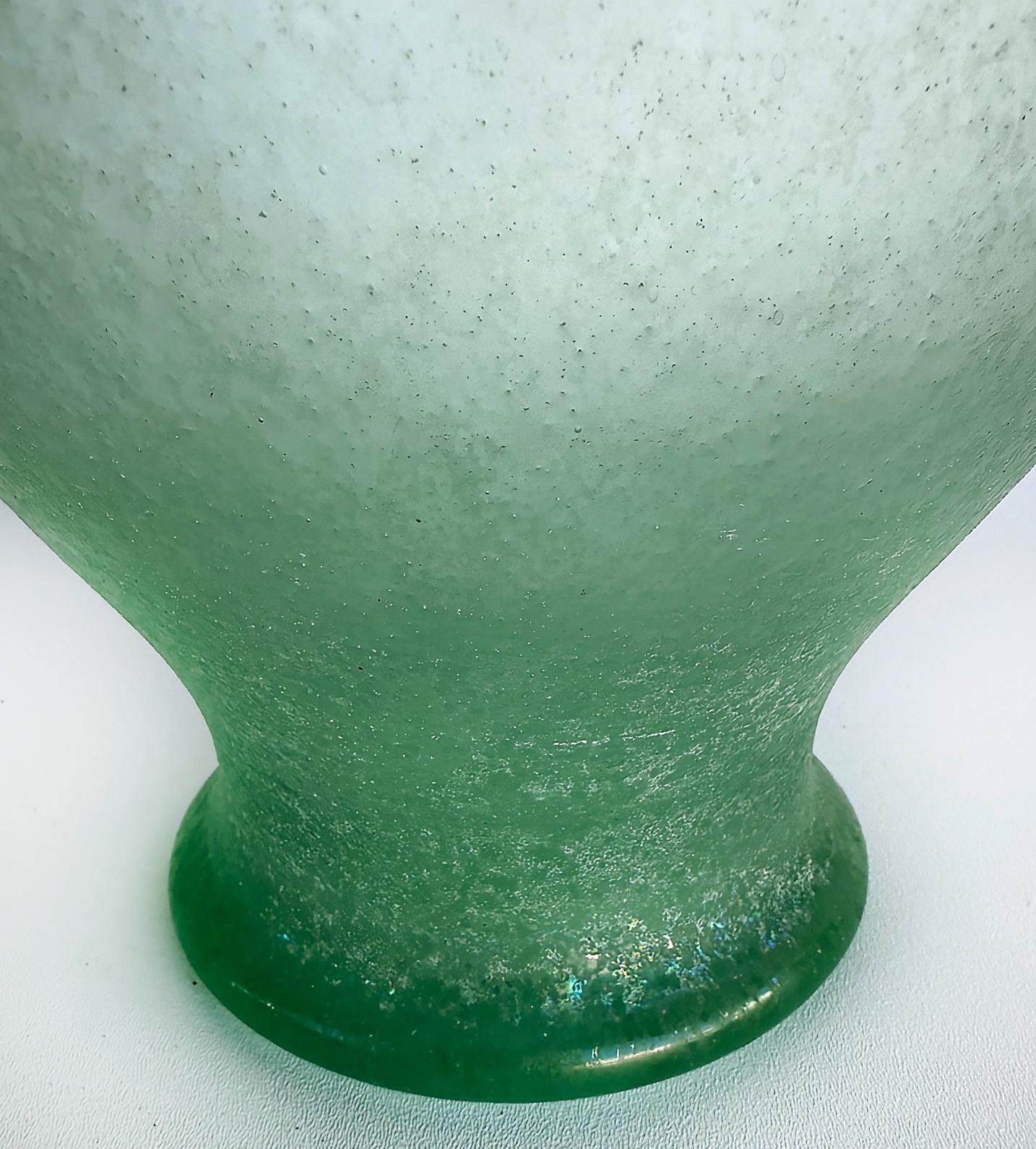 Handgeblasene Murano Celadon venezianisches Scavo Glas Urnenvase, 2 Griffe im Zustand „Gut“ im Angebot in Miami, FL