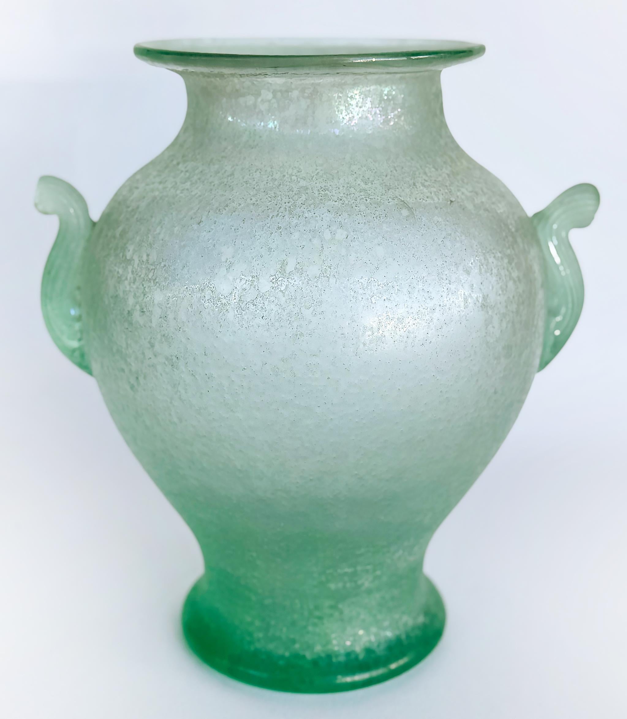 Handgeblasene Murano Celadon venezianisches Scavo Glas Urnenvase, 2 Griffe (20. Jahrhundert) im Angebot
