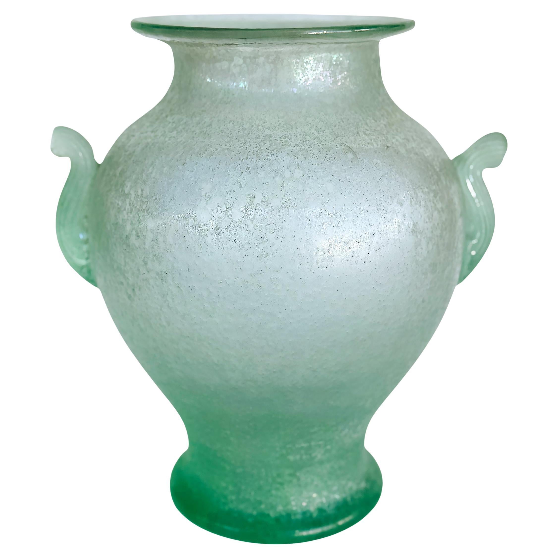 Handgeblasene Murano Celadon venezianisches Scavo Glas Urnenvase, 2 Griffe im Angebot