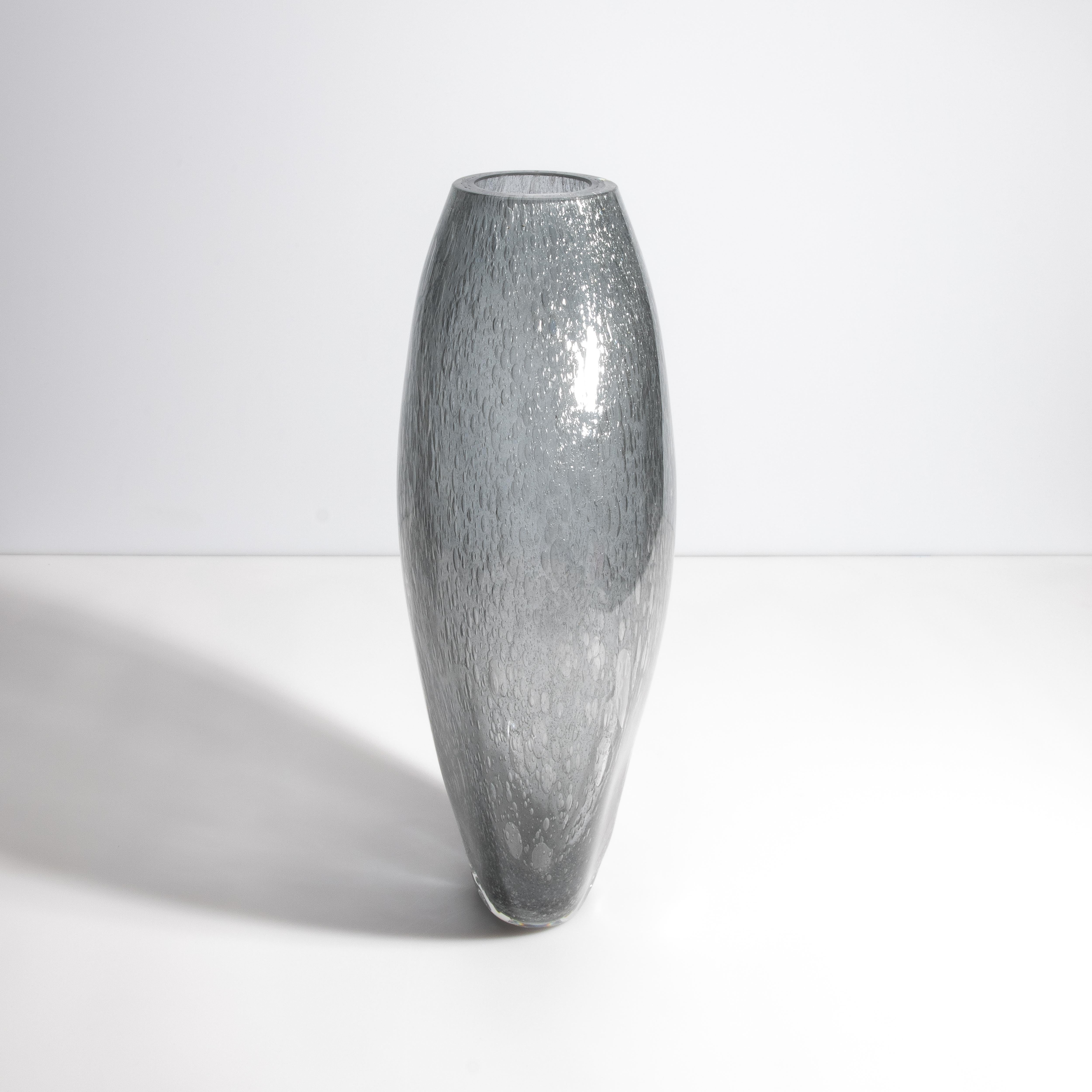 Moderno Vaso di Murano soffiato a mano di colore grigio con bolle d'aria grande in vendita