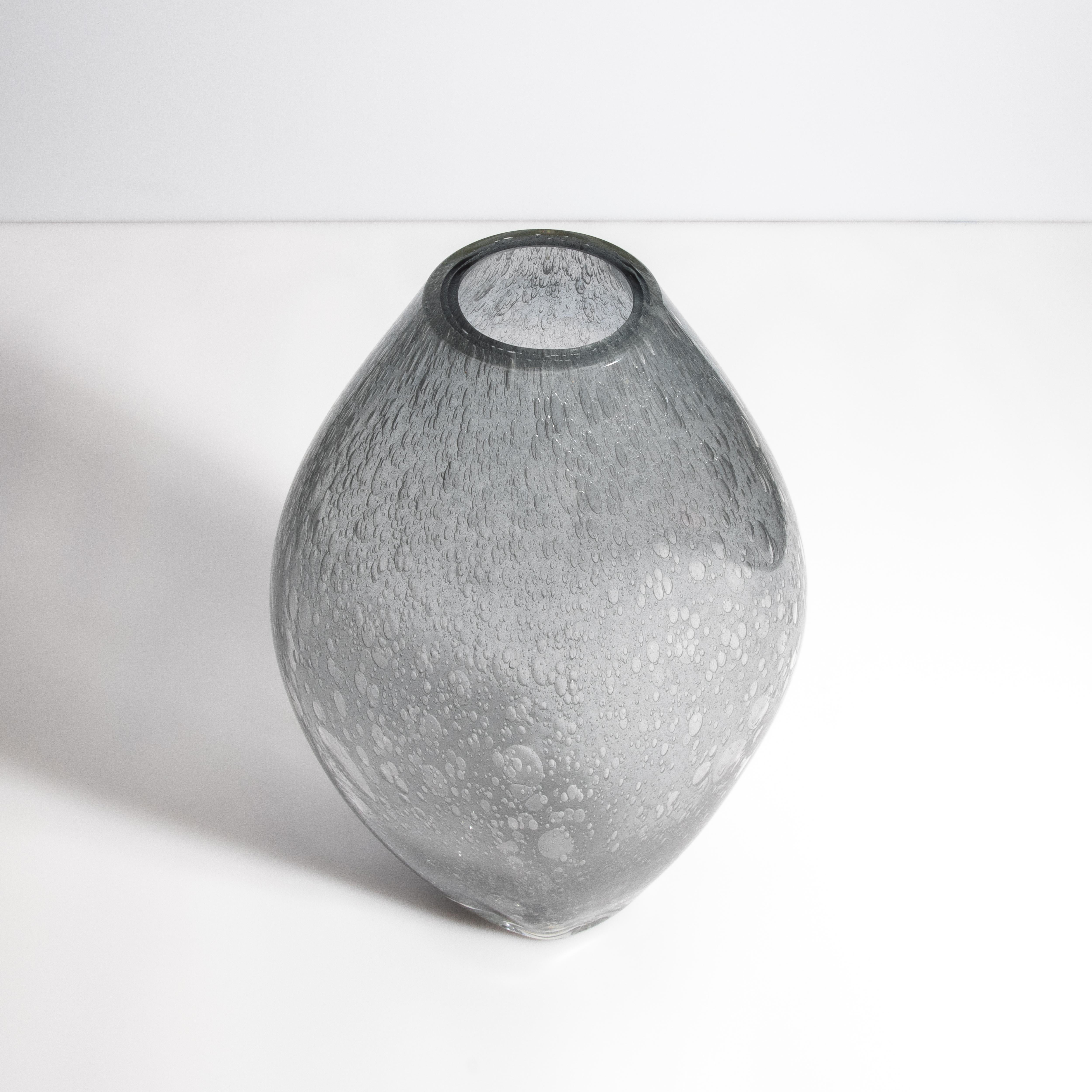 Italiano Vaso di Murano soffiato a mano di colore grigio con bolle d'aria grande in vendita