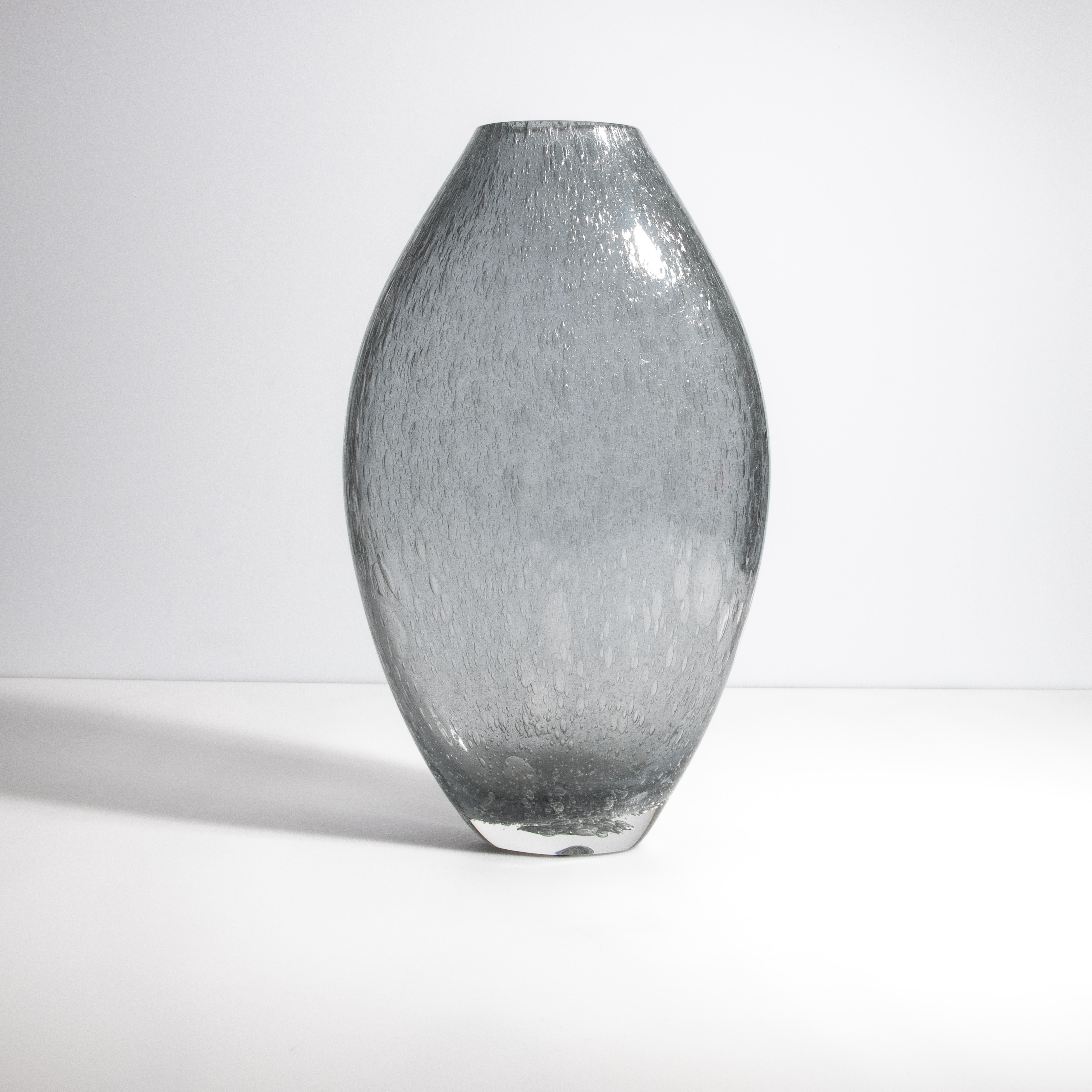 Vaso di Murano soffiato a mano di colore grigio con bolle d'aria grande In condizioni Nuovo in vendita a West Hollywood, CA
