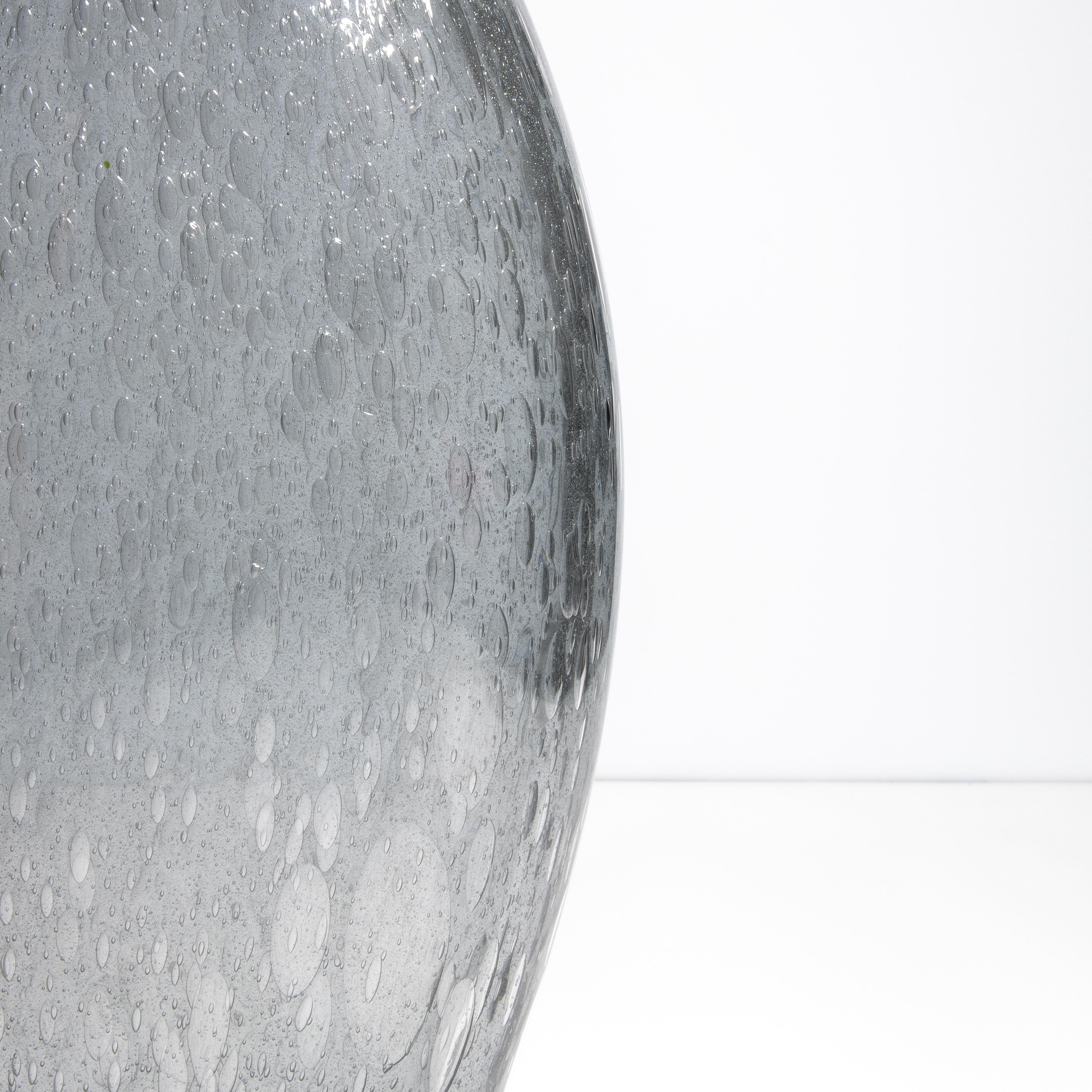 Vetro di Murano Vaso di Murano soffiato a mano di colore grigio con bolle d'aria grande in vendita