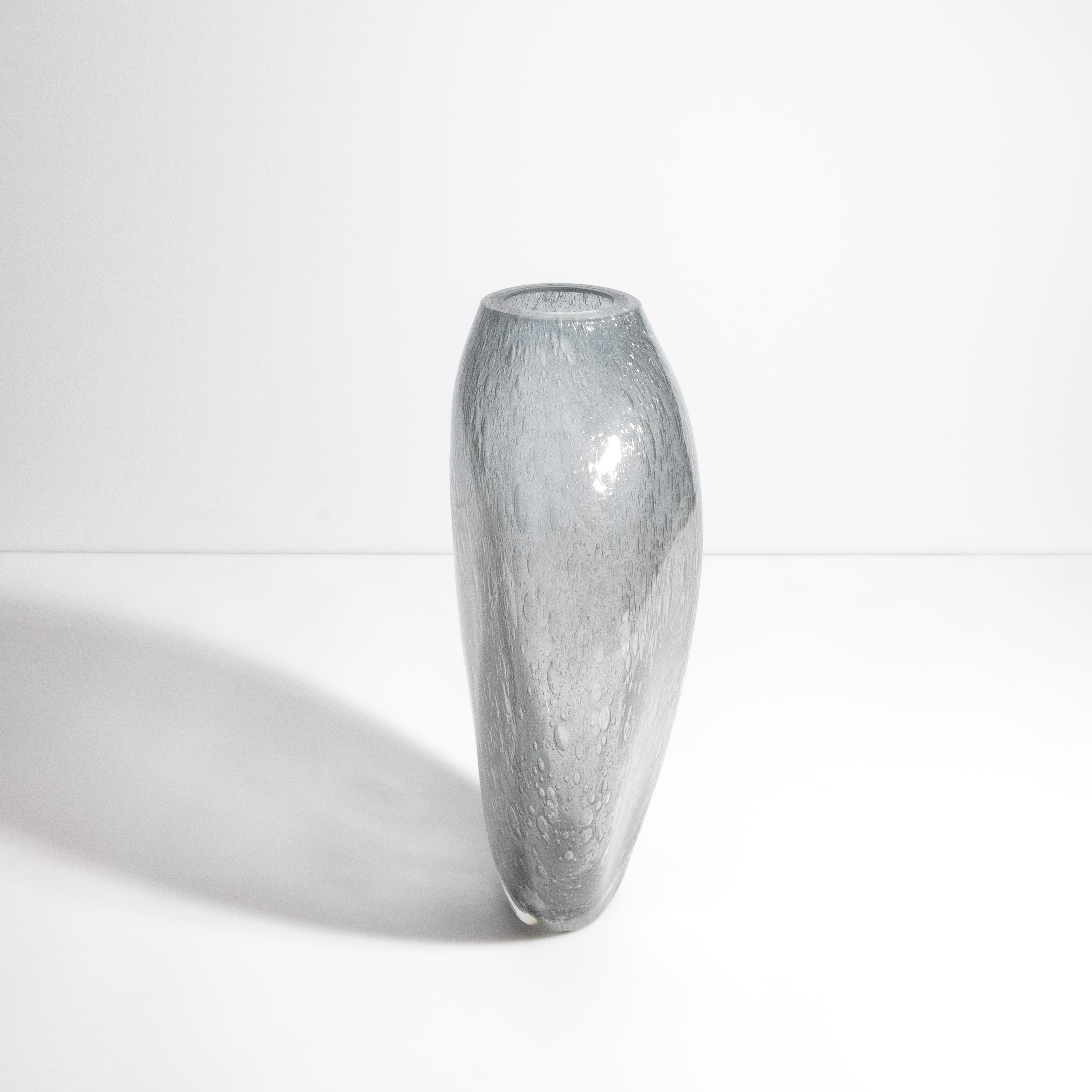 Moderno Vaso di Murano soffiato a mano di colore grigio con bolle d'aria Medio in vendita