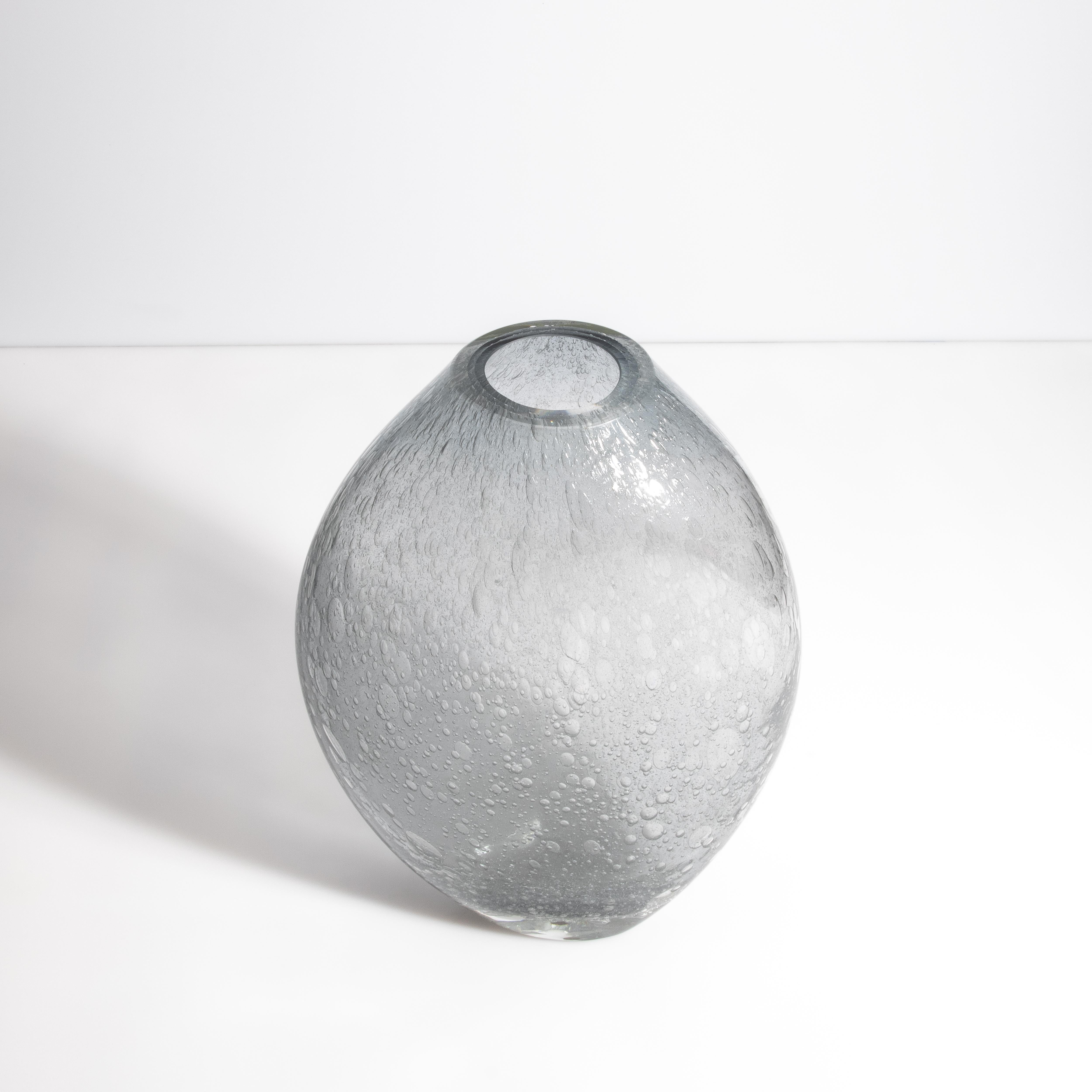 Italiano Vaso di Murano soffiato a mano di colore grigio con bolle d'aria Medio in vendita