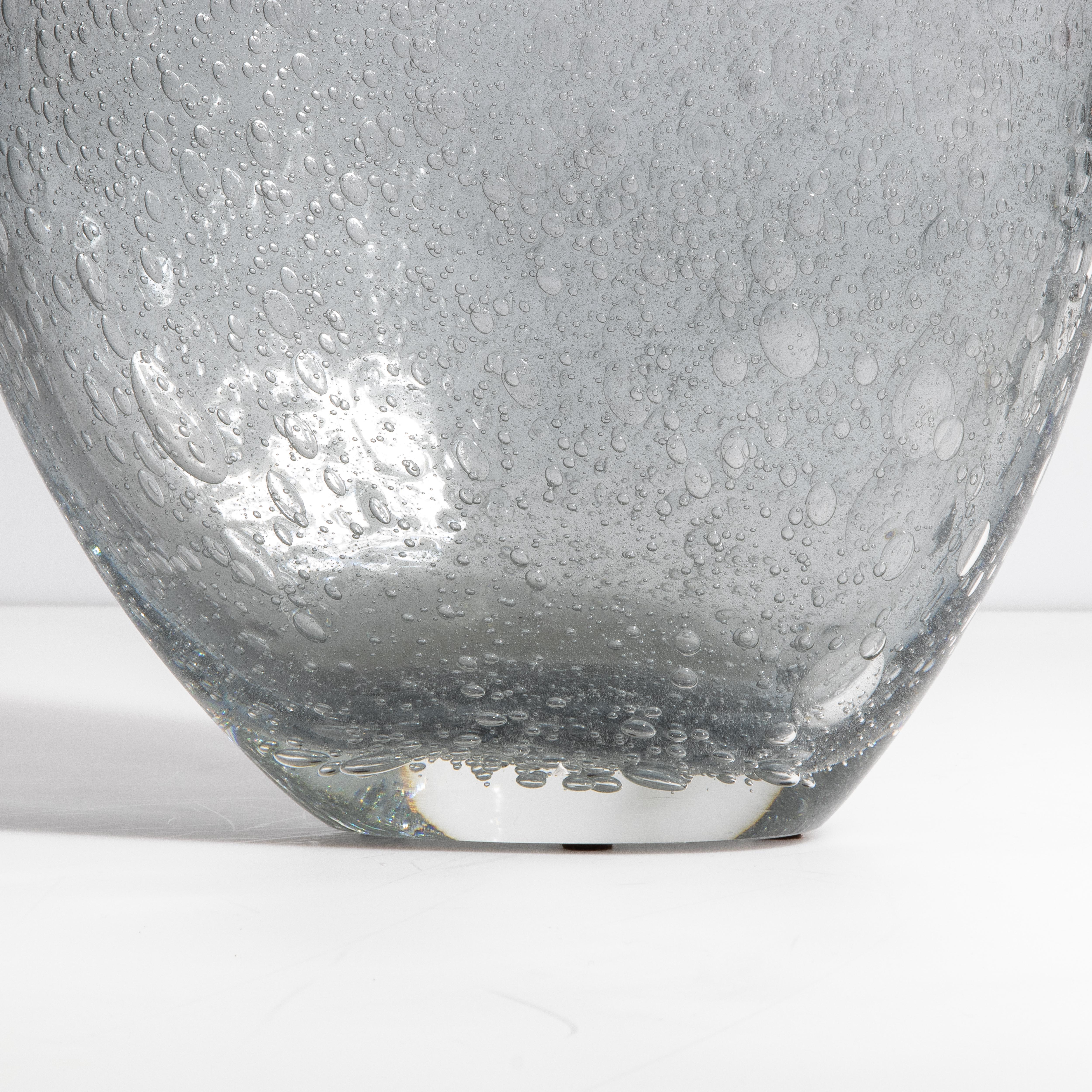 XXI secolo e contemporaneo Vaso di Murano soffiato a mano di colore grigio con bolle d'aria Medio in vendita