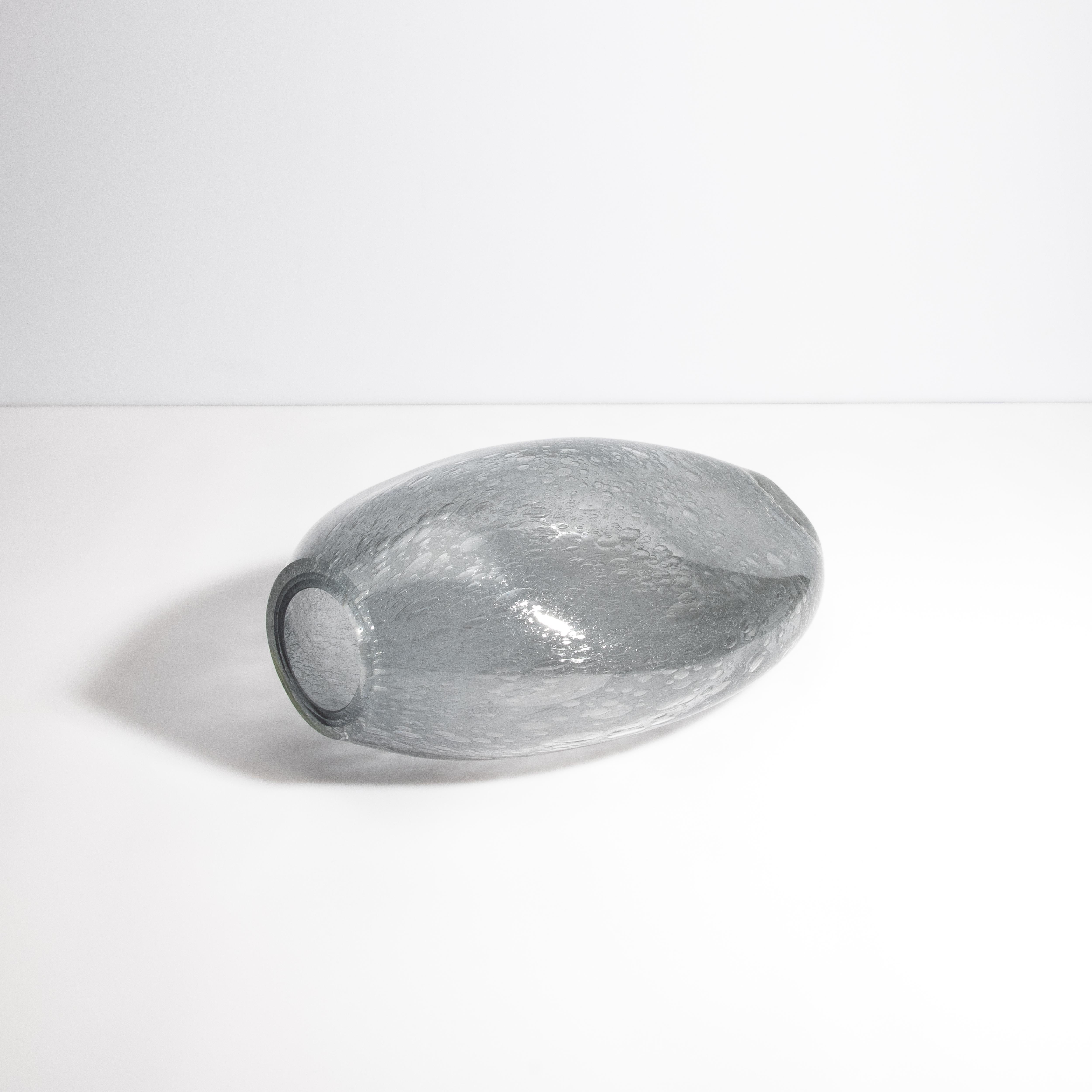Vaso di Murano soffiato a mano di colore grigio con bolle d'aria Medio in vendita 1