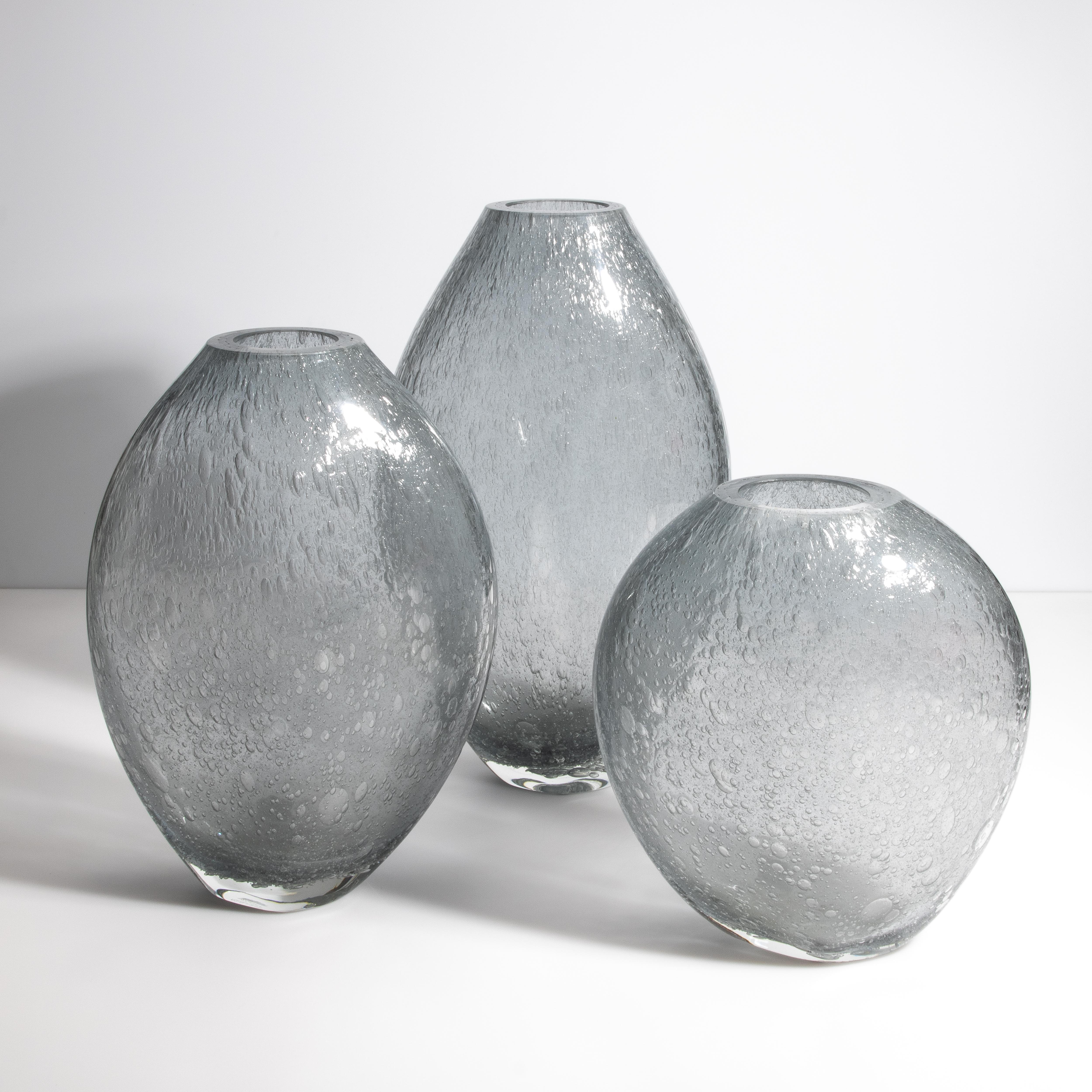 Vaso di Murano soffiato a mano di colore grigio con bolle d'aria Piccolo in vendita 3