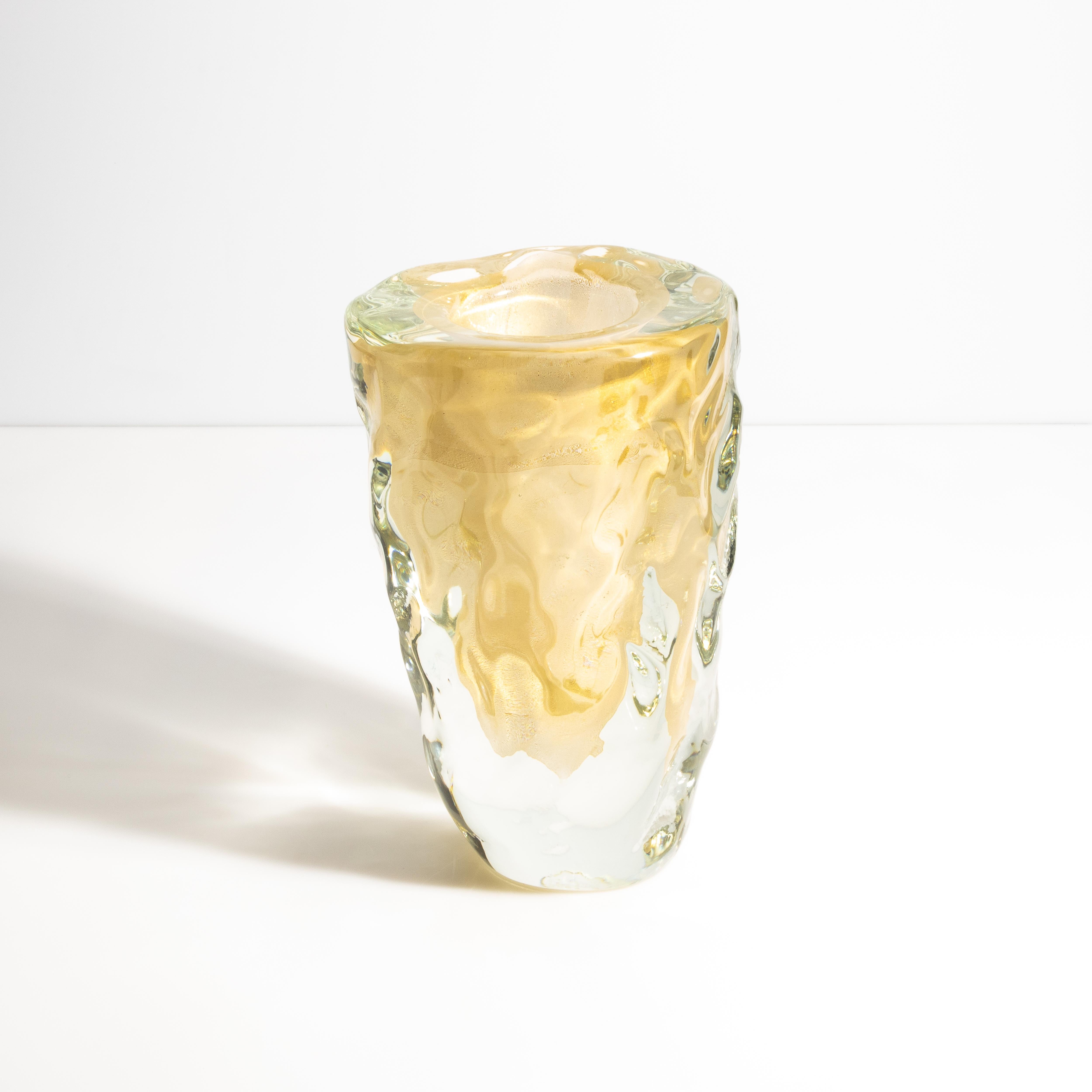 Ti presentiamo il nostro eccezionale vaso di Murano soffiato a mano, un capolavoro di lusso che combina l'artigianato tradizionale con un design opulento. Questo vaso vanta una struttura in vetro straordinariamente spessa, che lo rende un pezzo