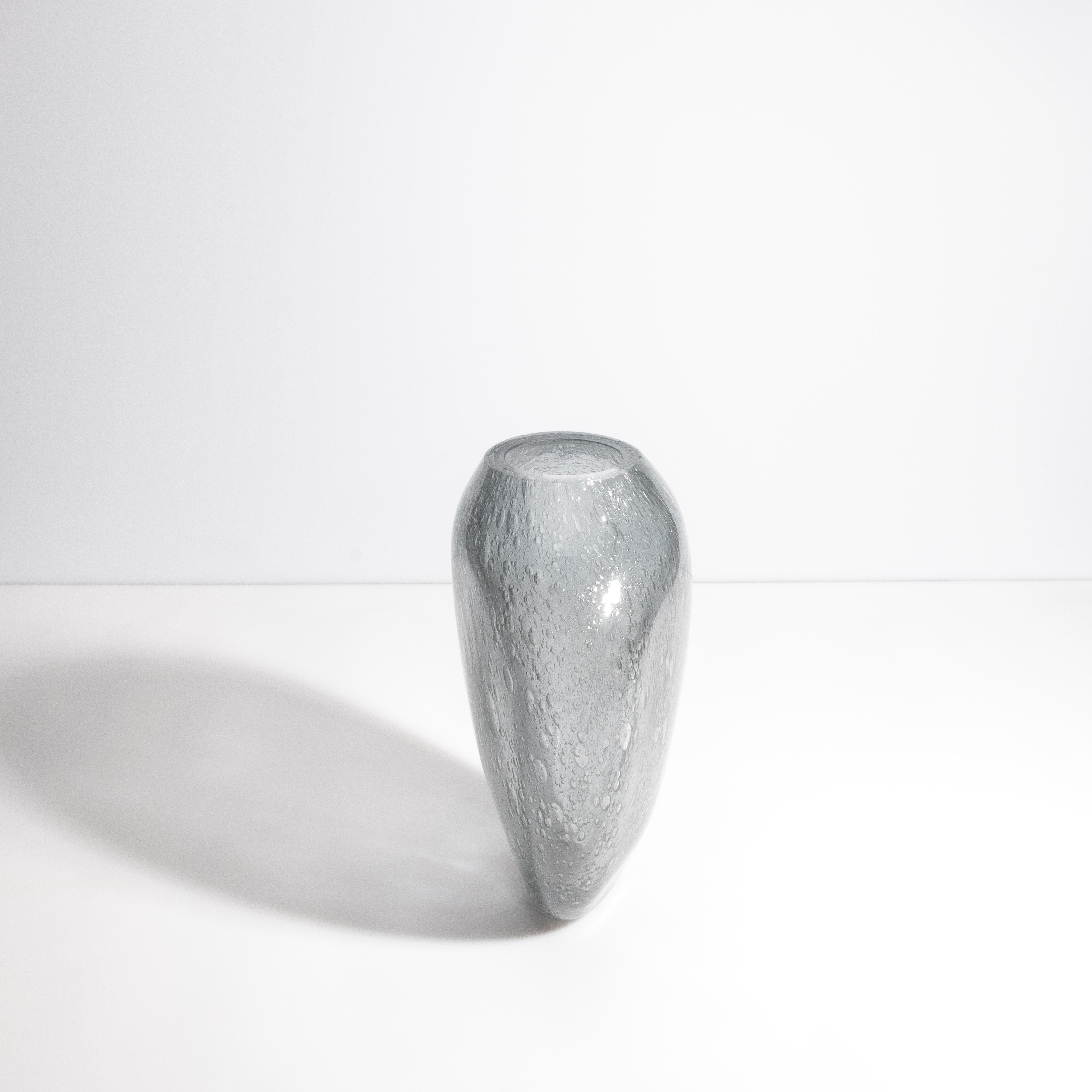 Moderno Vaso di Murano soffiato a mano di colore grigio con bolle d'aria Piccolo in vendita