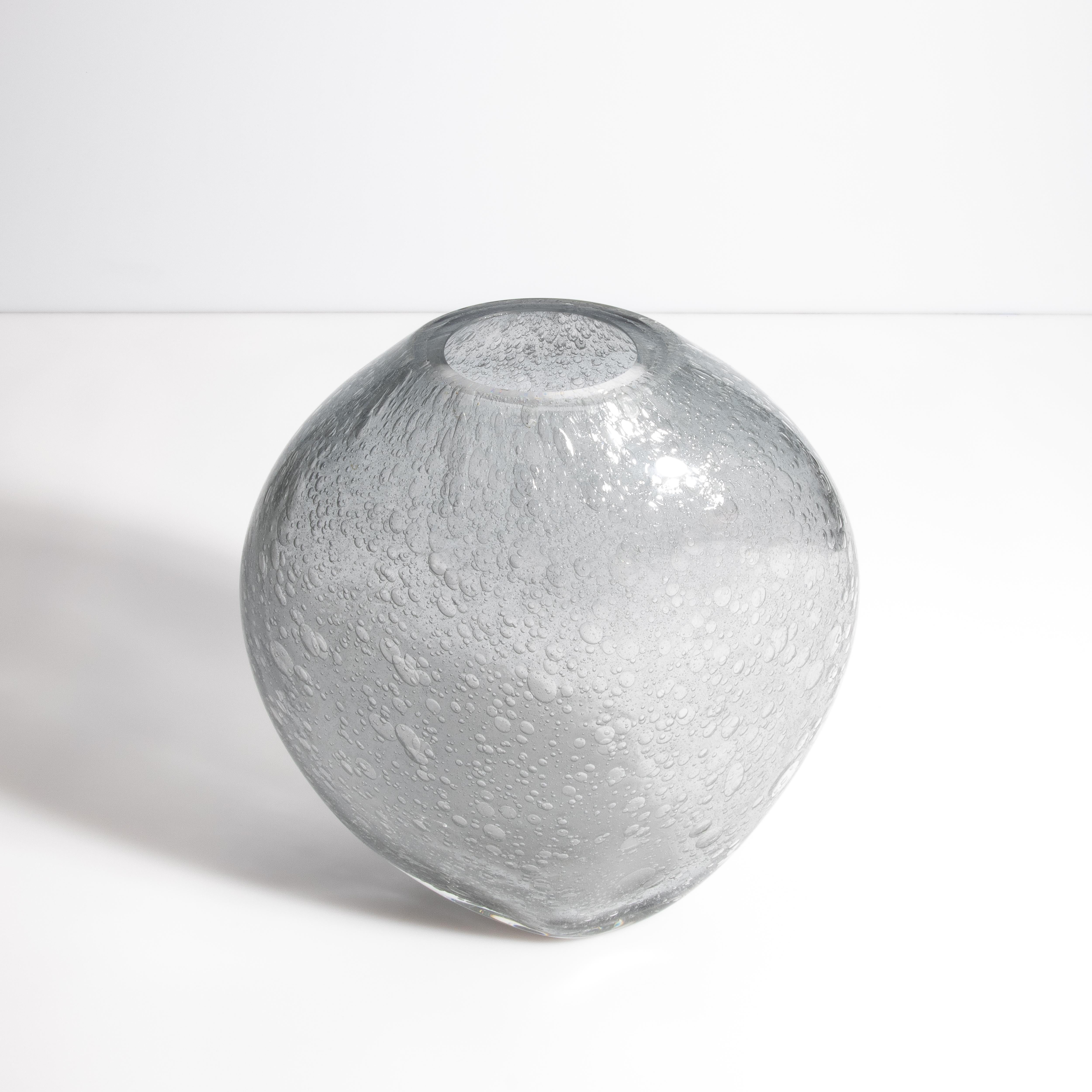 Italiano Vaso di Murano soffiato a mano di colore grigio con bolle d'aria Piccolo in vendita
