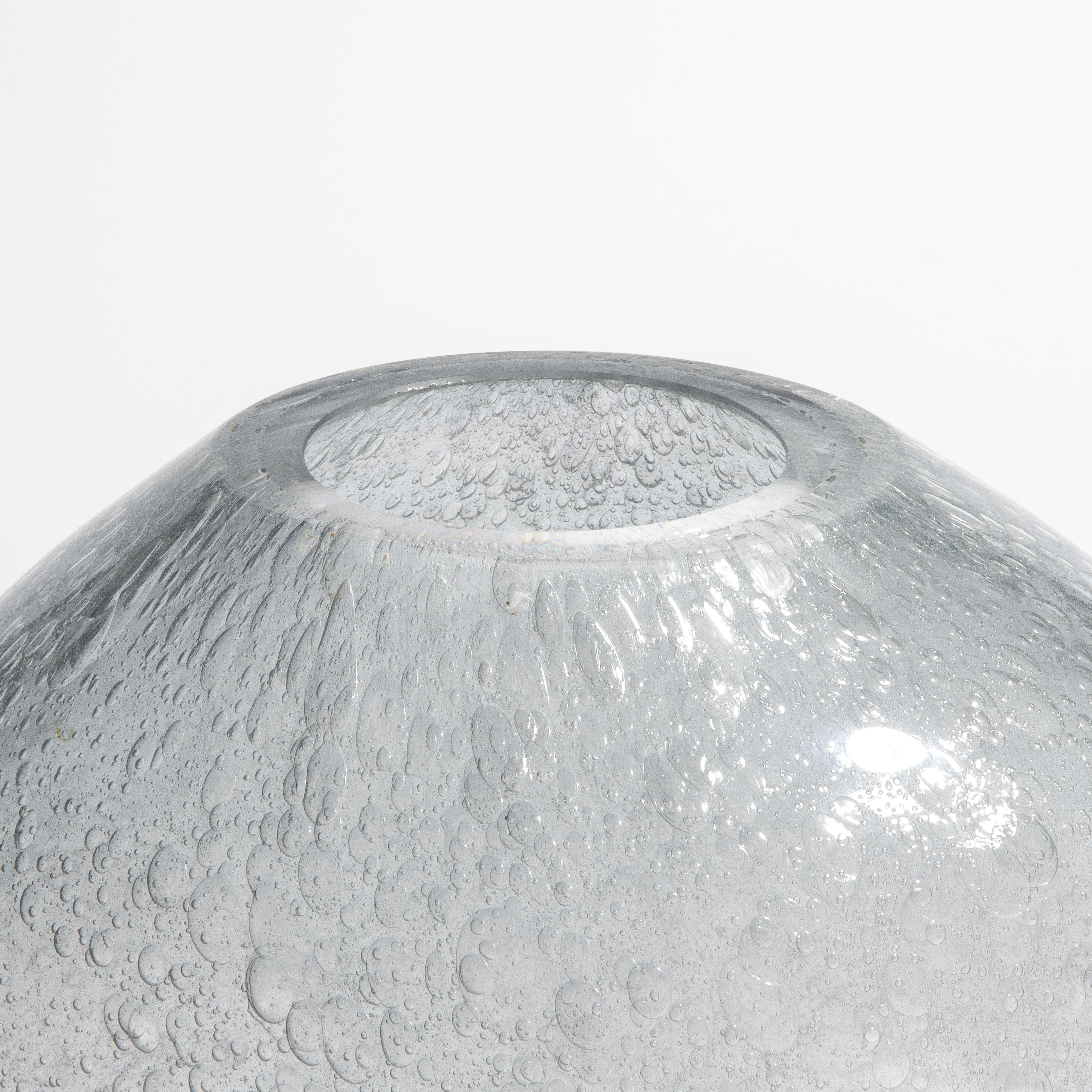 Fatto a mano Vaso di Murano soffiato a mano di colore grigio con bolle d'aria Piccolo in vendita