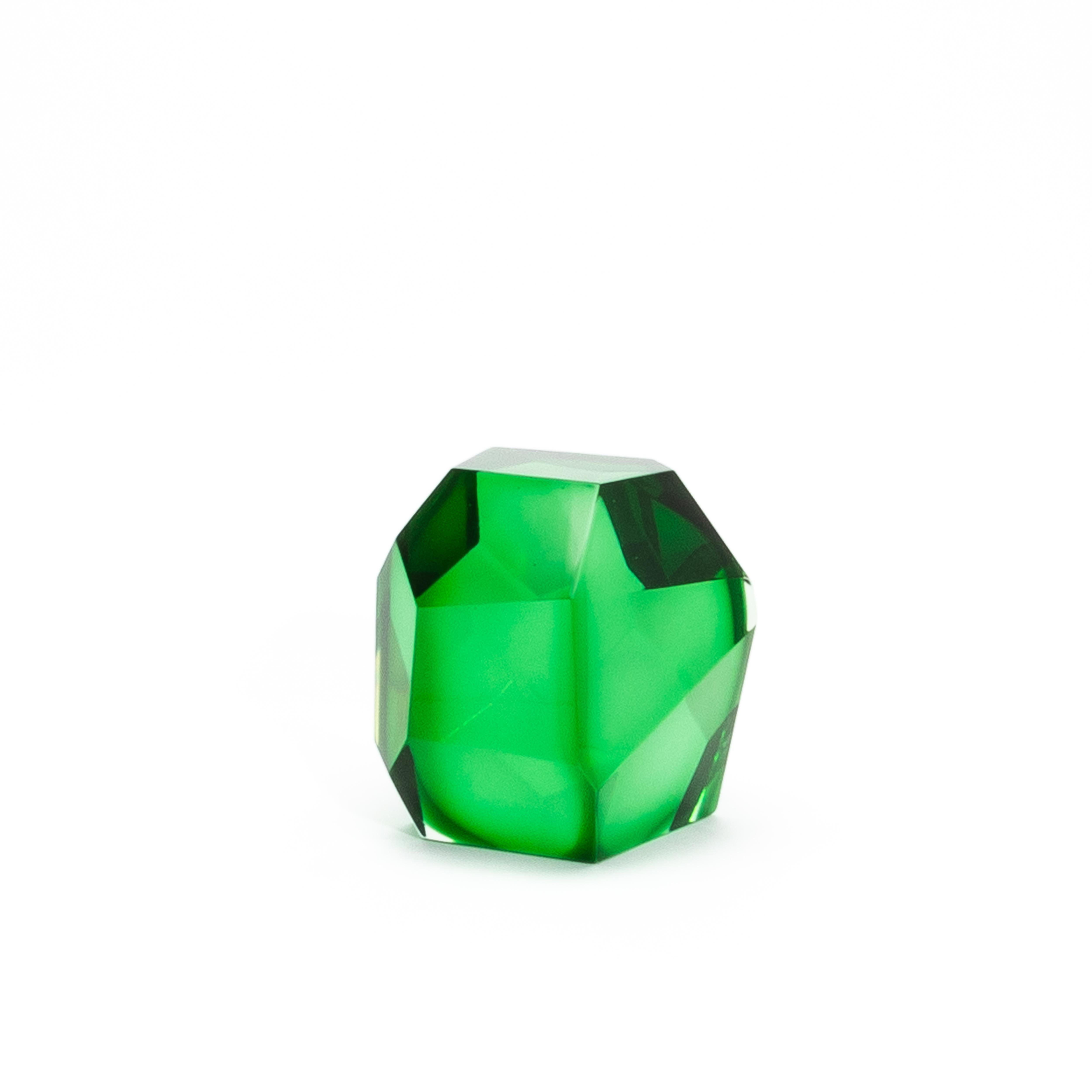 Realizzata a Murano, Venezia, questa scultura in vetro soffiato a mano incarna un'eleganza senza tempo e una maestria artigianale. La sua superficie liscia e lucida riflette magnificamente la luce, esaltando la precisione geometrica del suo design