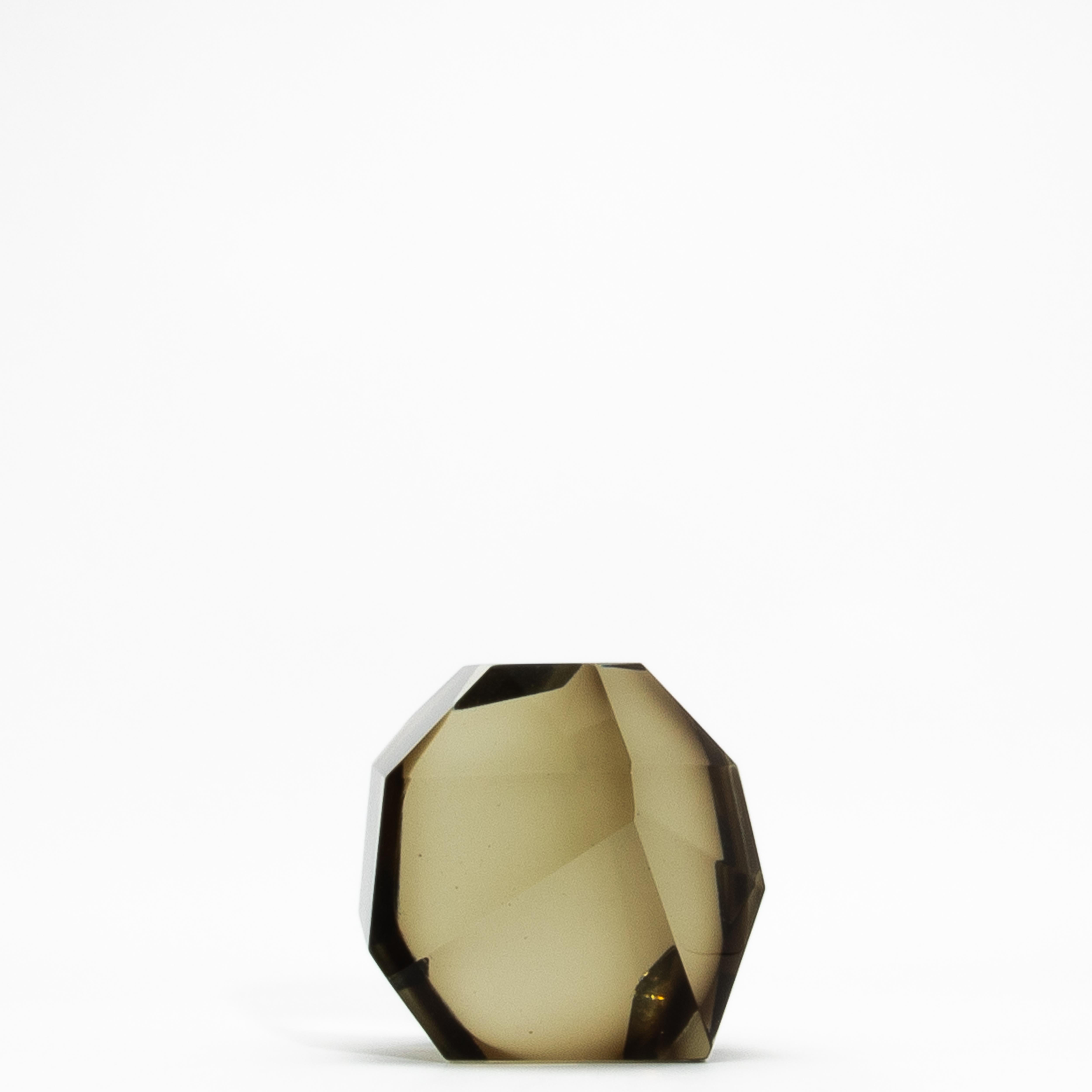 Realizzata a Murano, Venezia, questa scultura in vetro soffiato a mano incarna un'eleganza senza tempo e una maestria artigianale. La sua superficie liscia e lucida riflette magnificamente la luce, esaltando la precisione geometrica del suo design
