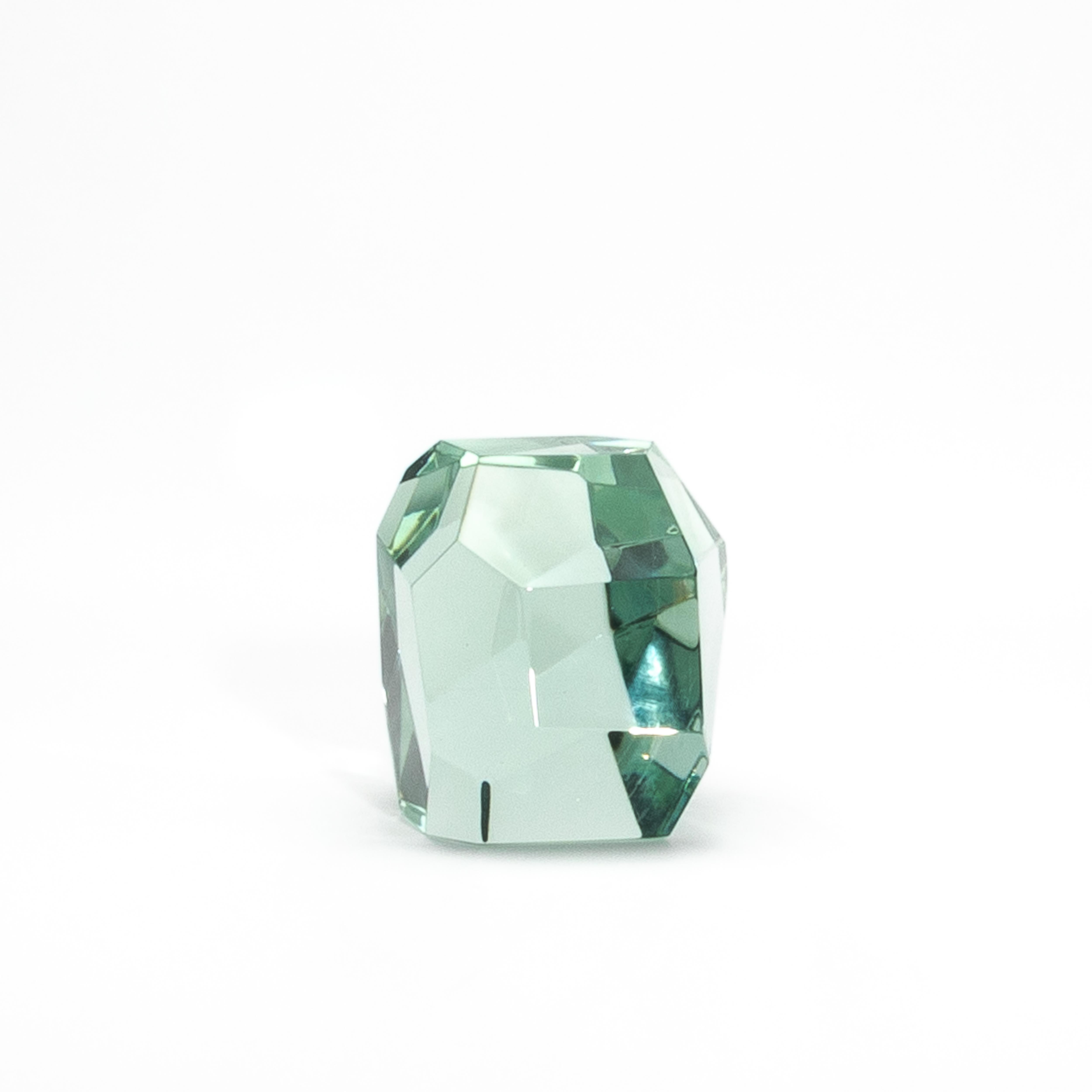 Realizzata a Murano, Venezia, questa scultura in vetro soffiato a mano incarna un'eleganza senza tempo e una maestria artigianale. La sua superficie liscia e lucida riflette magnificamente la luce, esaltando la precisione geometrica del suo design