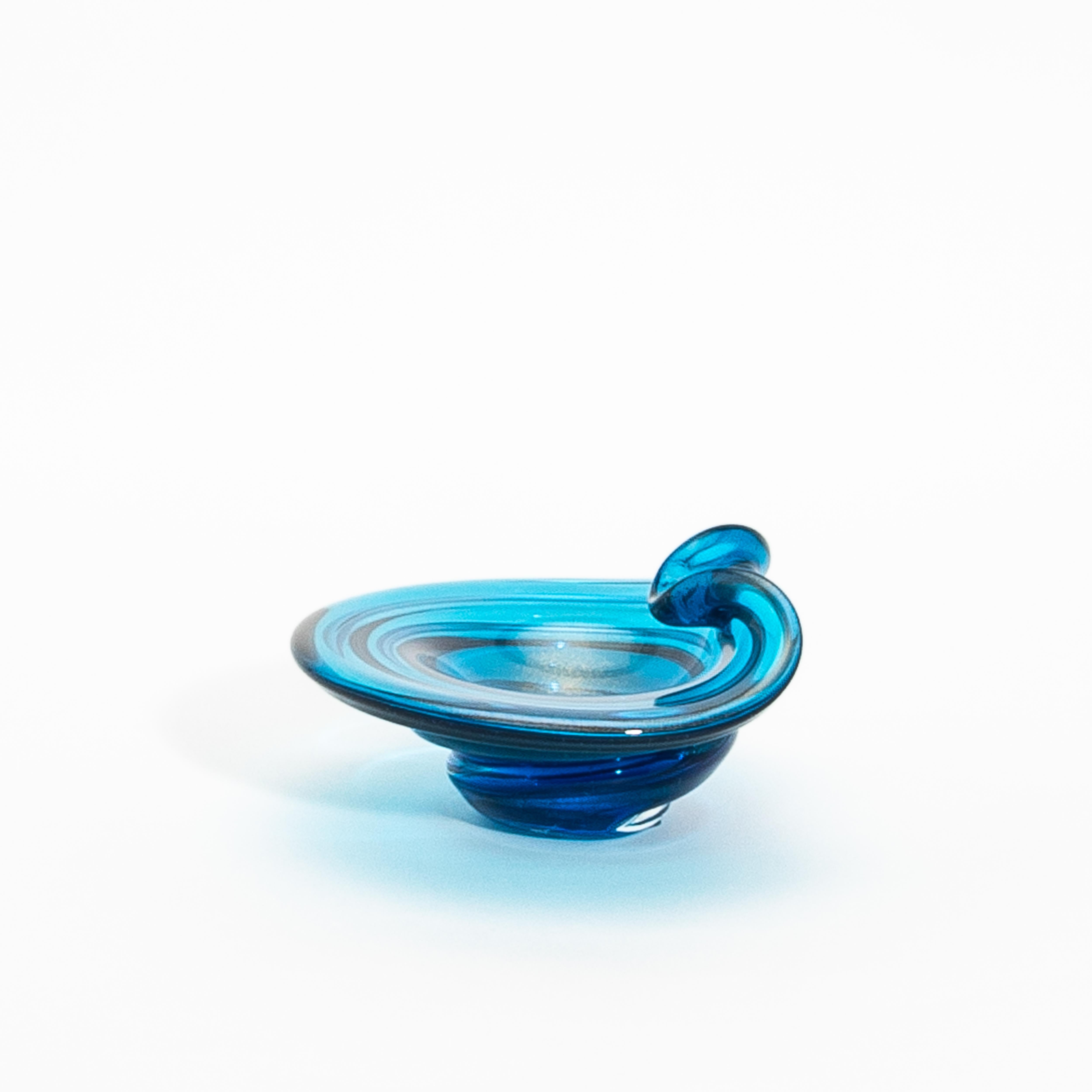 Diese exquisite Kollektion von mundgeblasenem Murano-Geschirr ist ein Beweis für die unvergleichliche Kunstfertigkeit der besten Glasmacher der Welt. Jedes Stück ist individuell gefertigt und besticht durch leuchtende Farben wie warmes Bernstein,