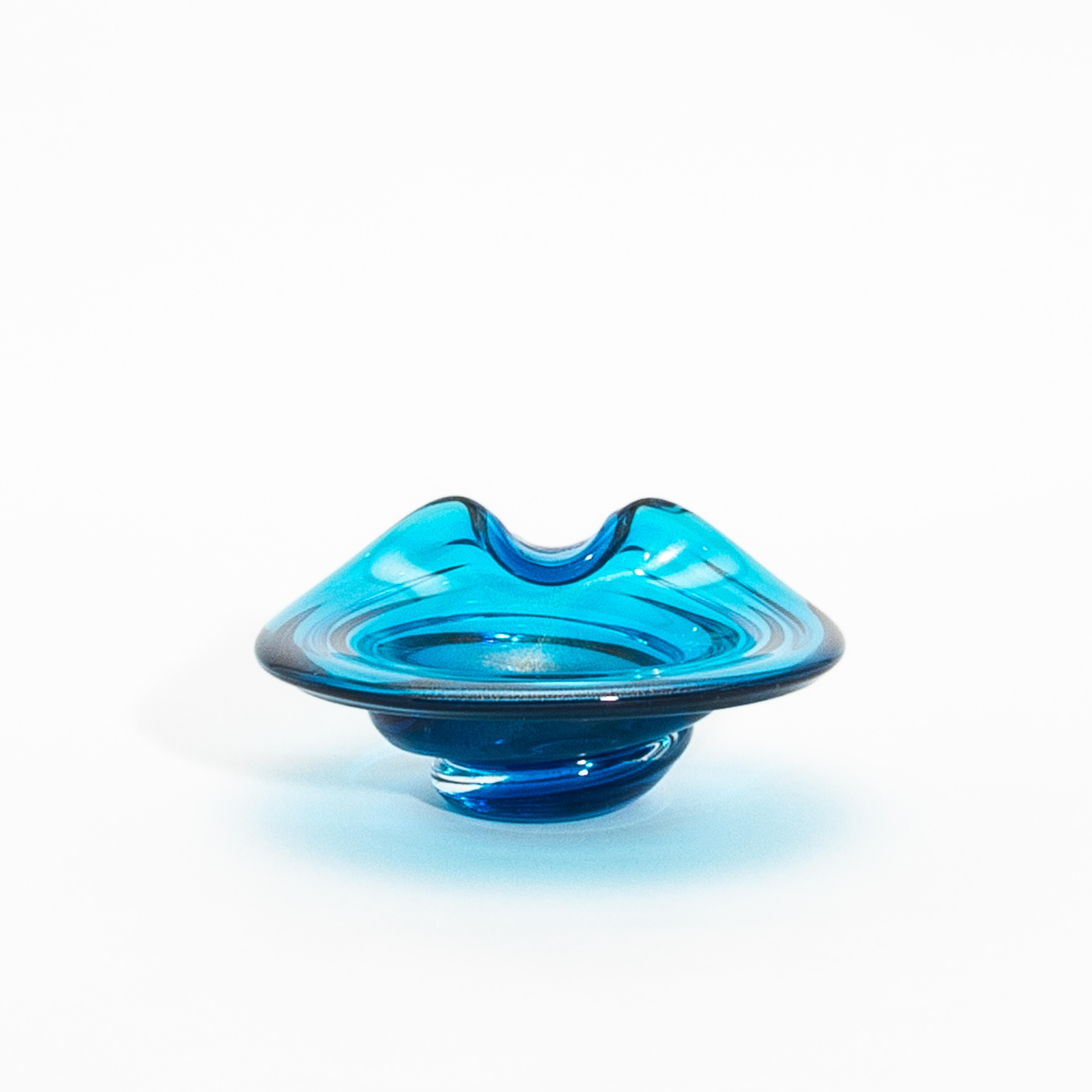 Handgeblasene Murano-Schale in Aqua-Blau mit 24-Karat-Goldflecken (Moderne) im Angebot