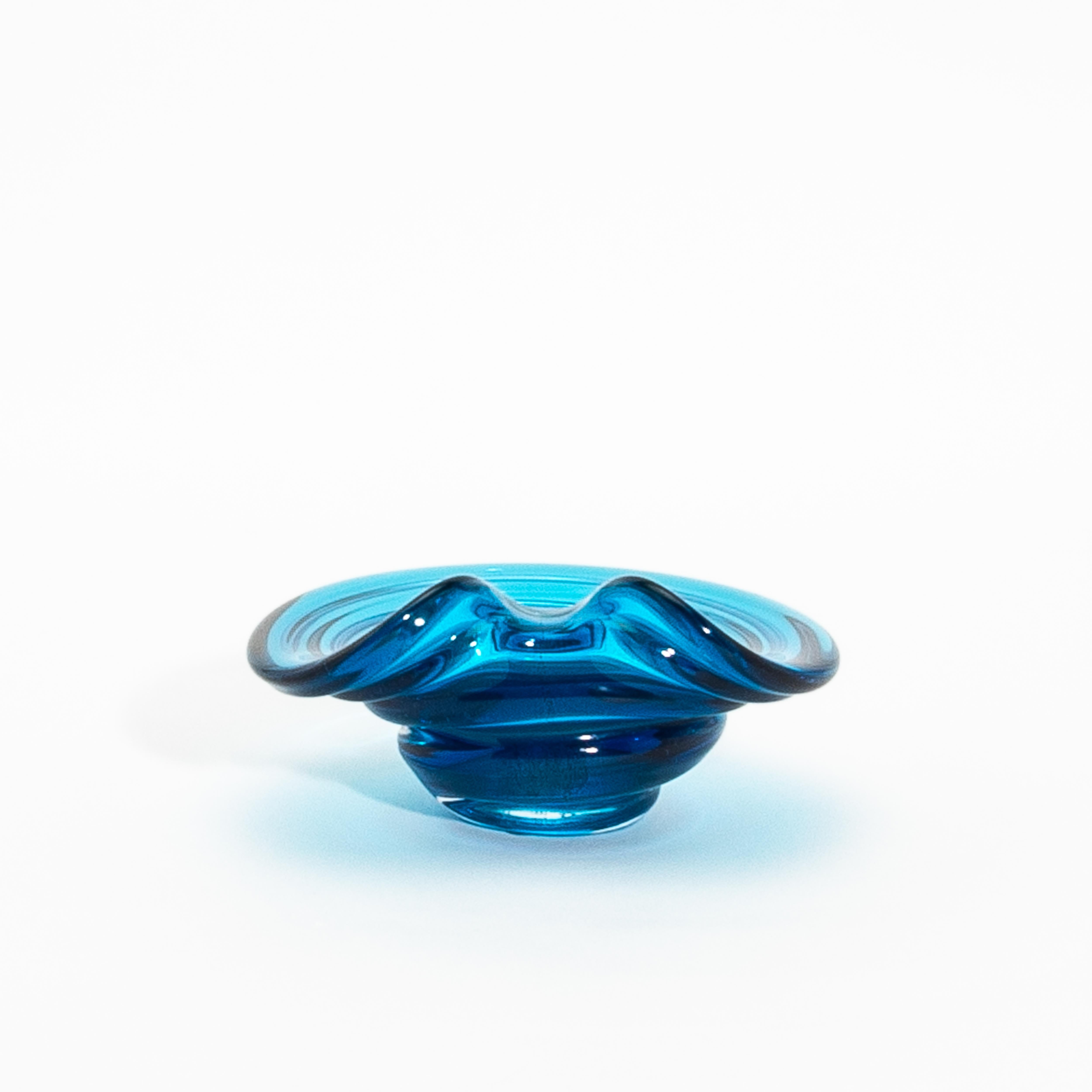 Handgeblasene Murano-Schale in Aqua-Blau mit 24-Karat-Goldflecken (Handgefertigt) im Angebot