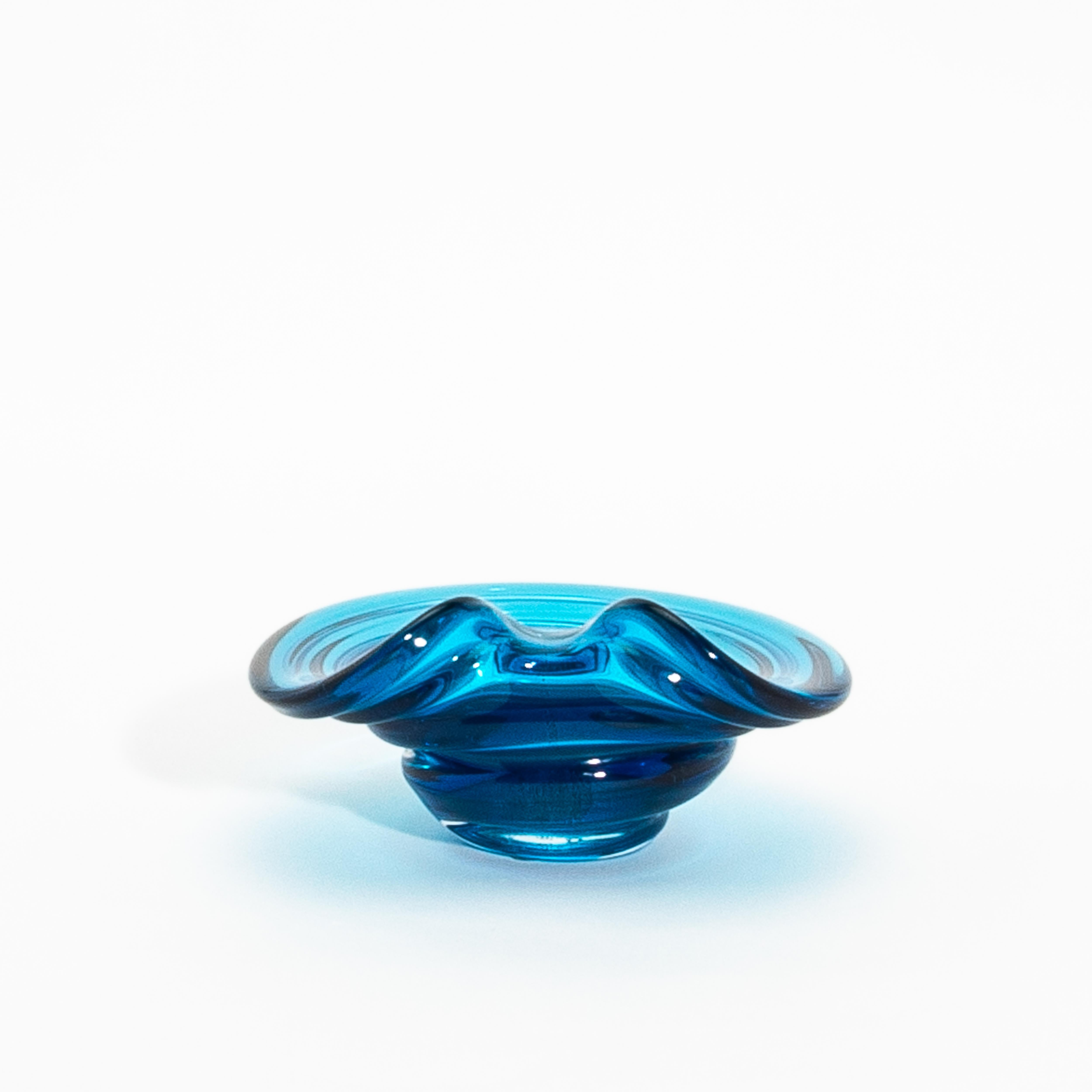 Handgeblasene Murano-Schale in Aqua-Blau mit 24-Karat-Goldflecken (21. Jahrhundert und zeitgenössisch) im Angebot