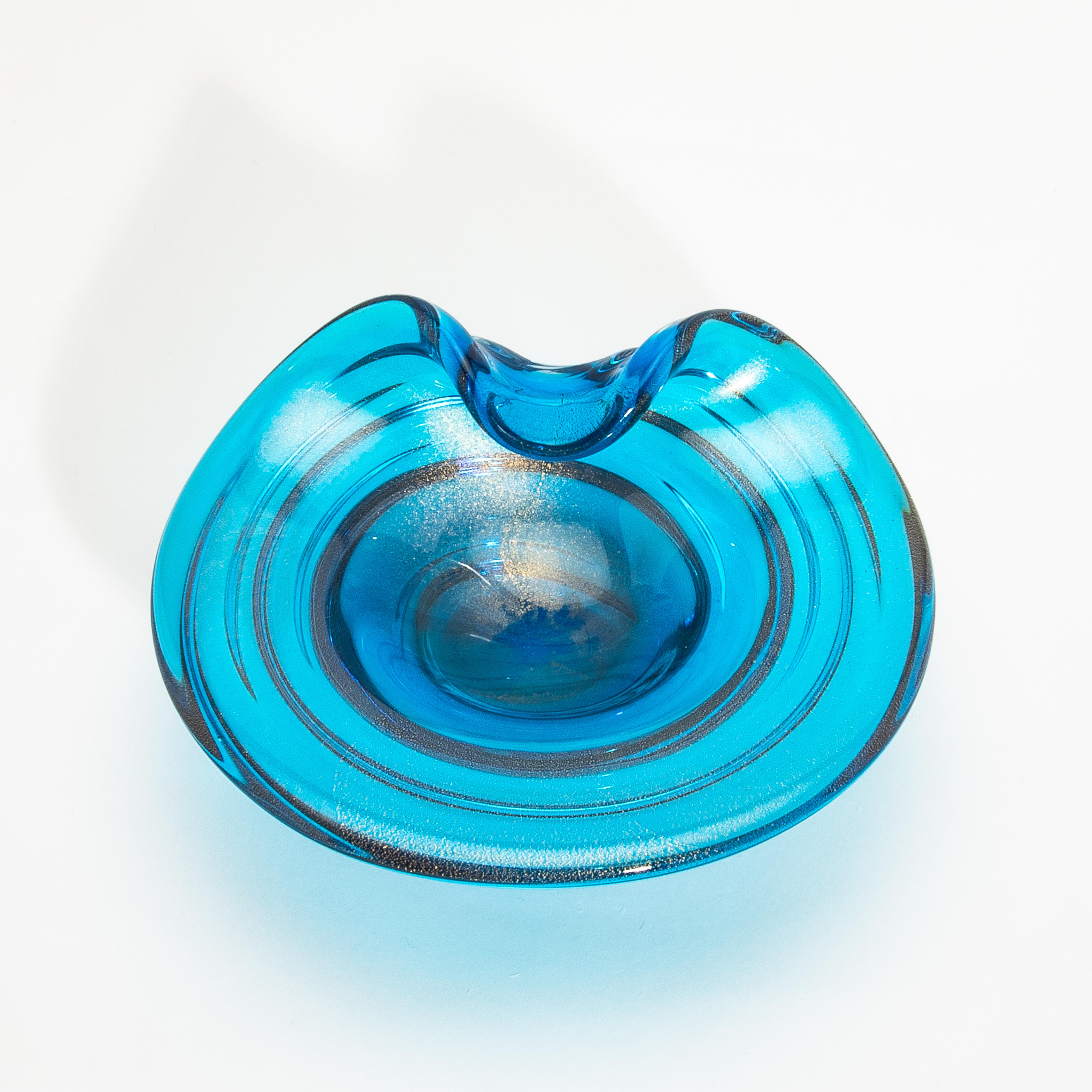 Handgeblasene Murano-Schale in Aqua-Blau mit 24-Karat-Goldflecken (Muranoglas) im Angebot