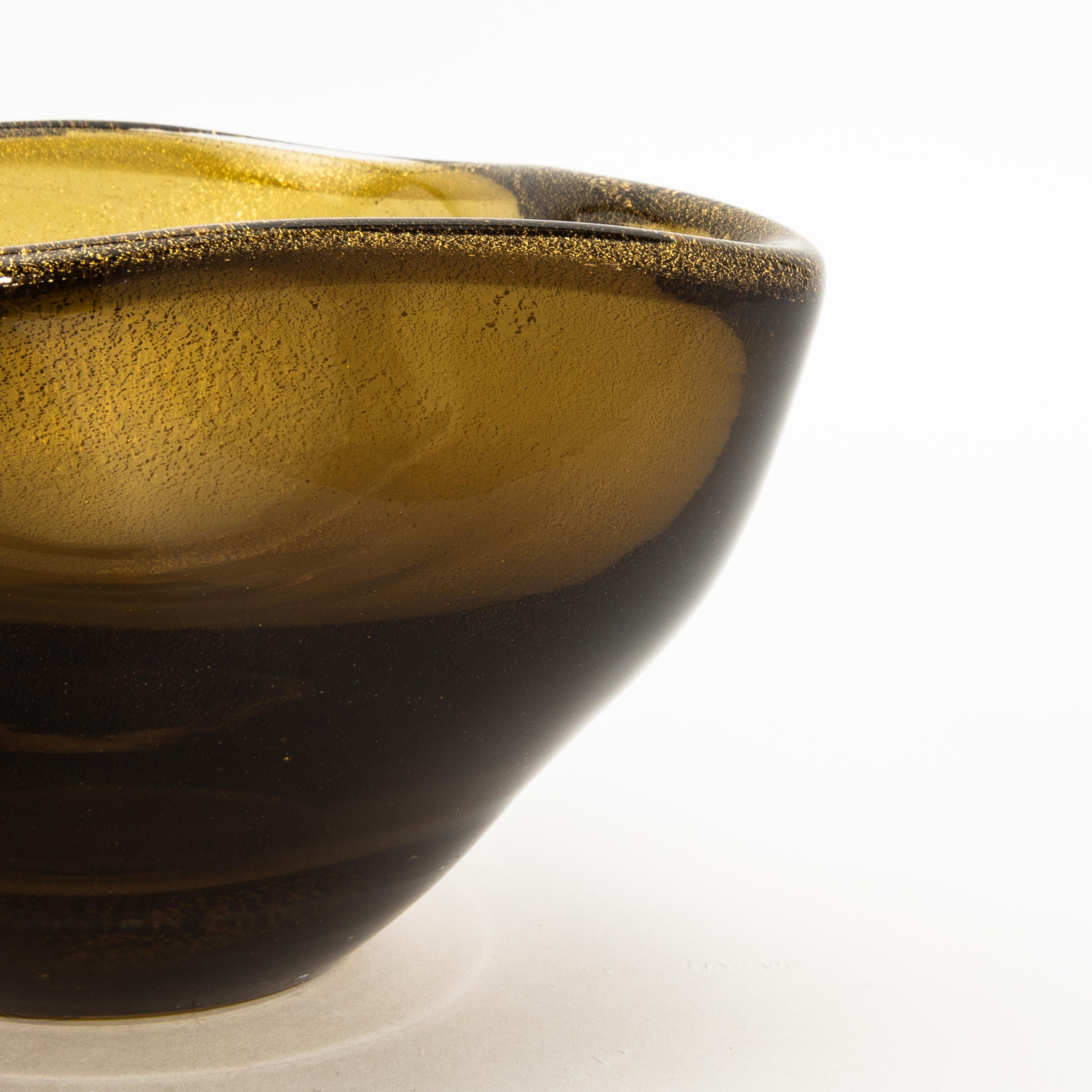 Hand-Blown Murano Dish in Tobacco With 24-Karat Gold Flecks In New Condition For Sale In West Hollywood, CA