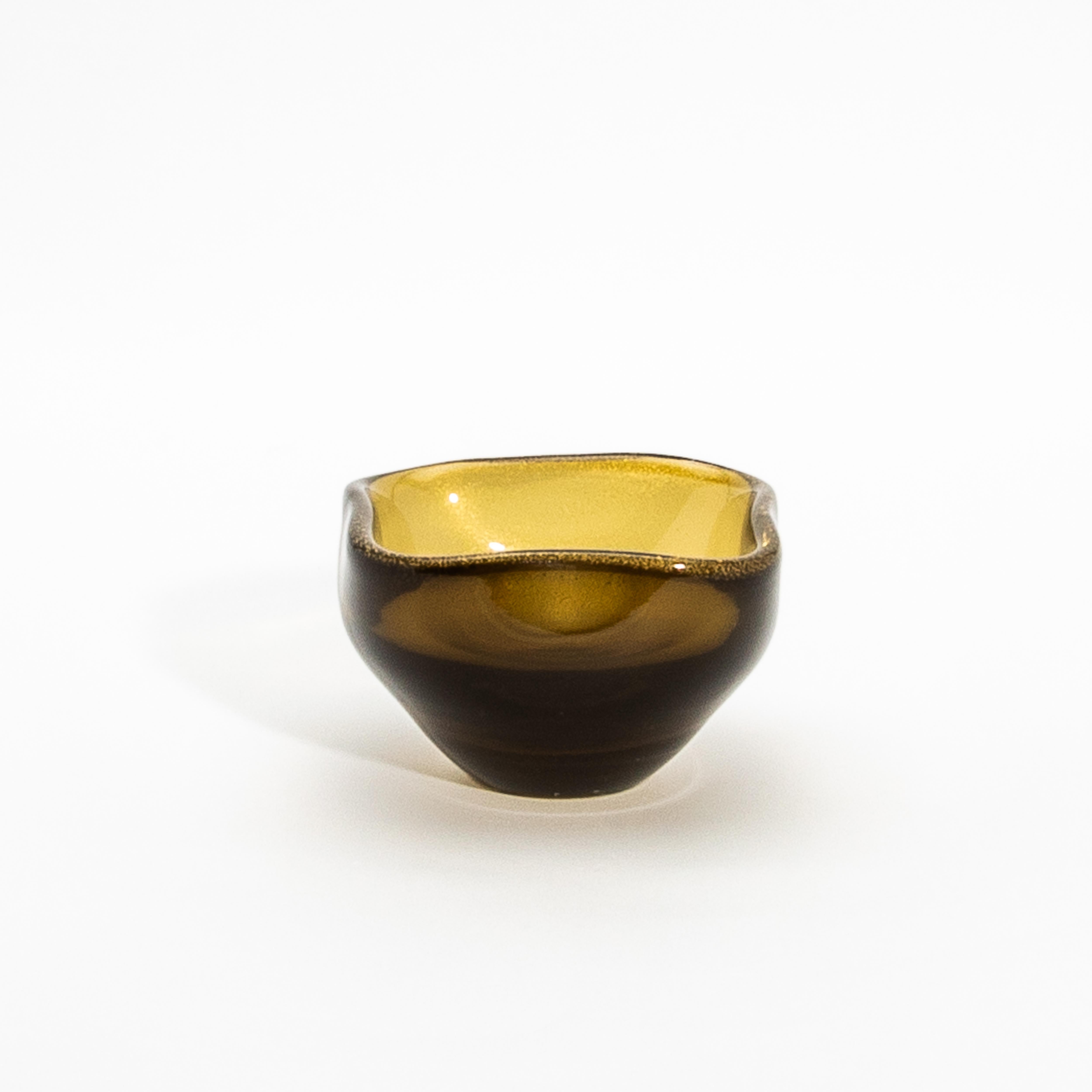 Contemporary Hand-Blown Murano Dish in Tobacco With 24-Karat Gold Flecks For Sale